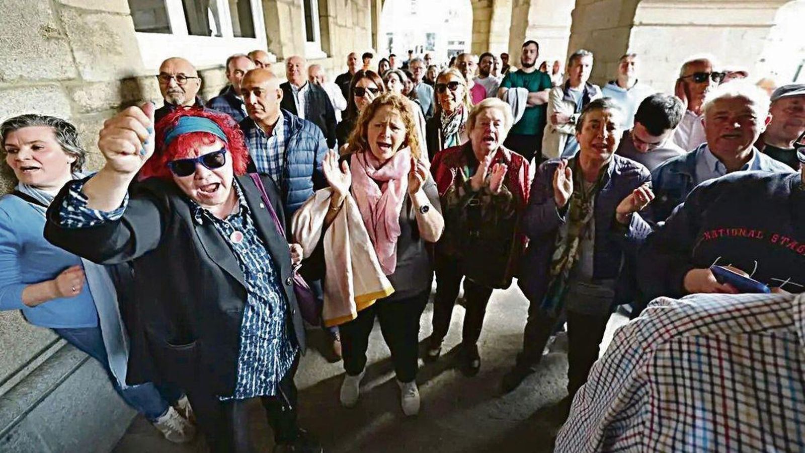 Vecinas y vecinos, a las puertas del Concello, durante la concentración de este jueves en Lugo.