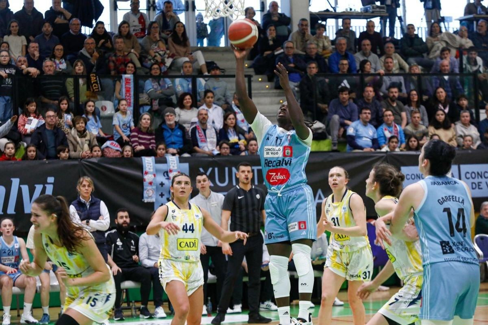 Murjanatu Musa lanza a canasta en el partido disputado ayer en el pabellón de Navia, que rozó el lleno y disfrutó del juego del Celta.