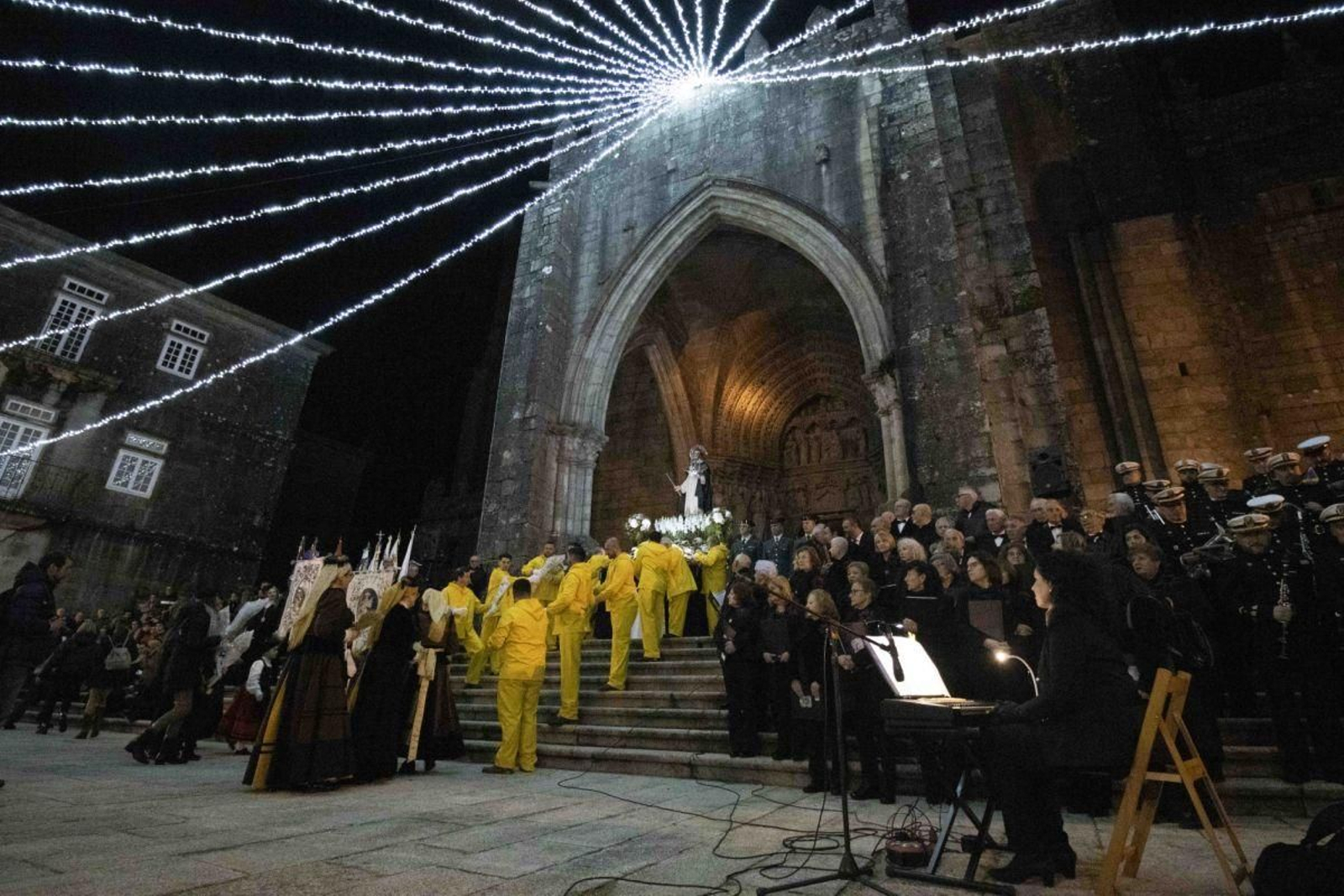 Ofrenda floral a San Telmo enfrente de la Catedral de Tui.