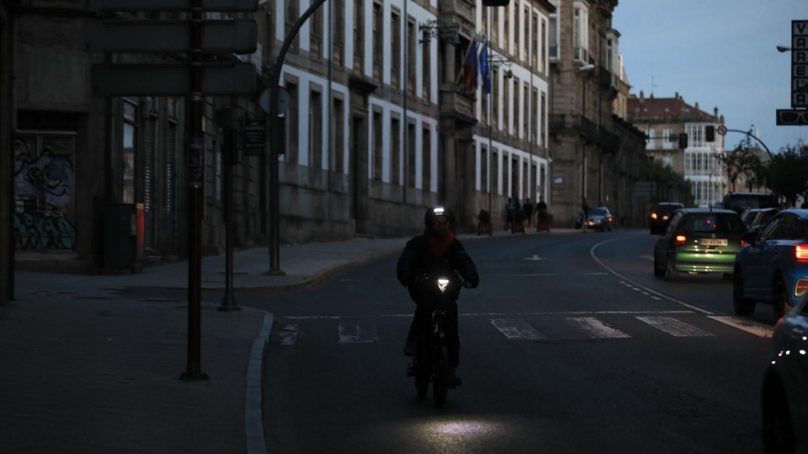 La calle Progreso de la ciudad de Ourense, completamente a oscuras durante el apagón.