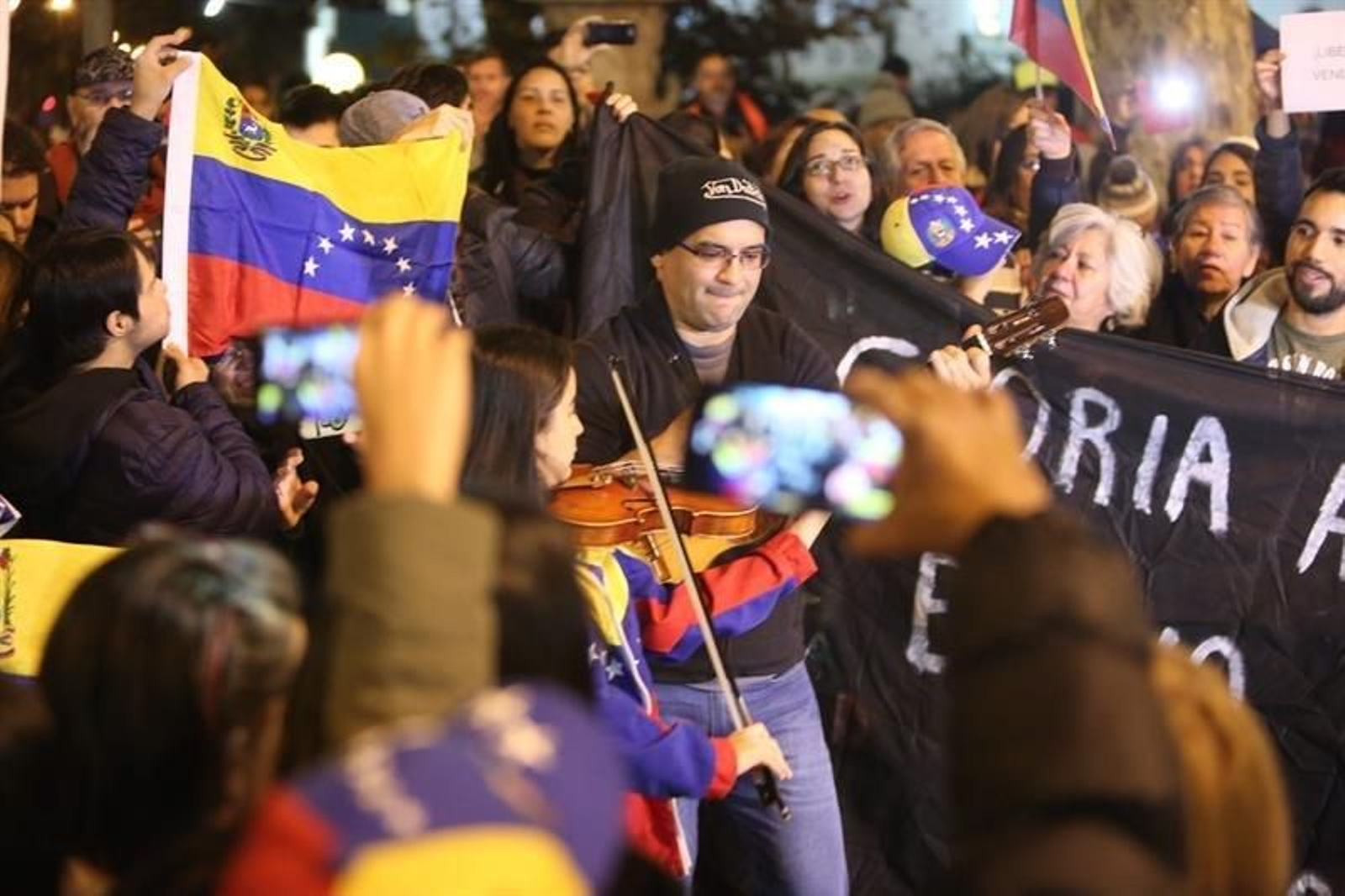 Detractores del régimen chavista saltan a las calles pidiendo "libertad y democracia".