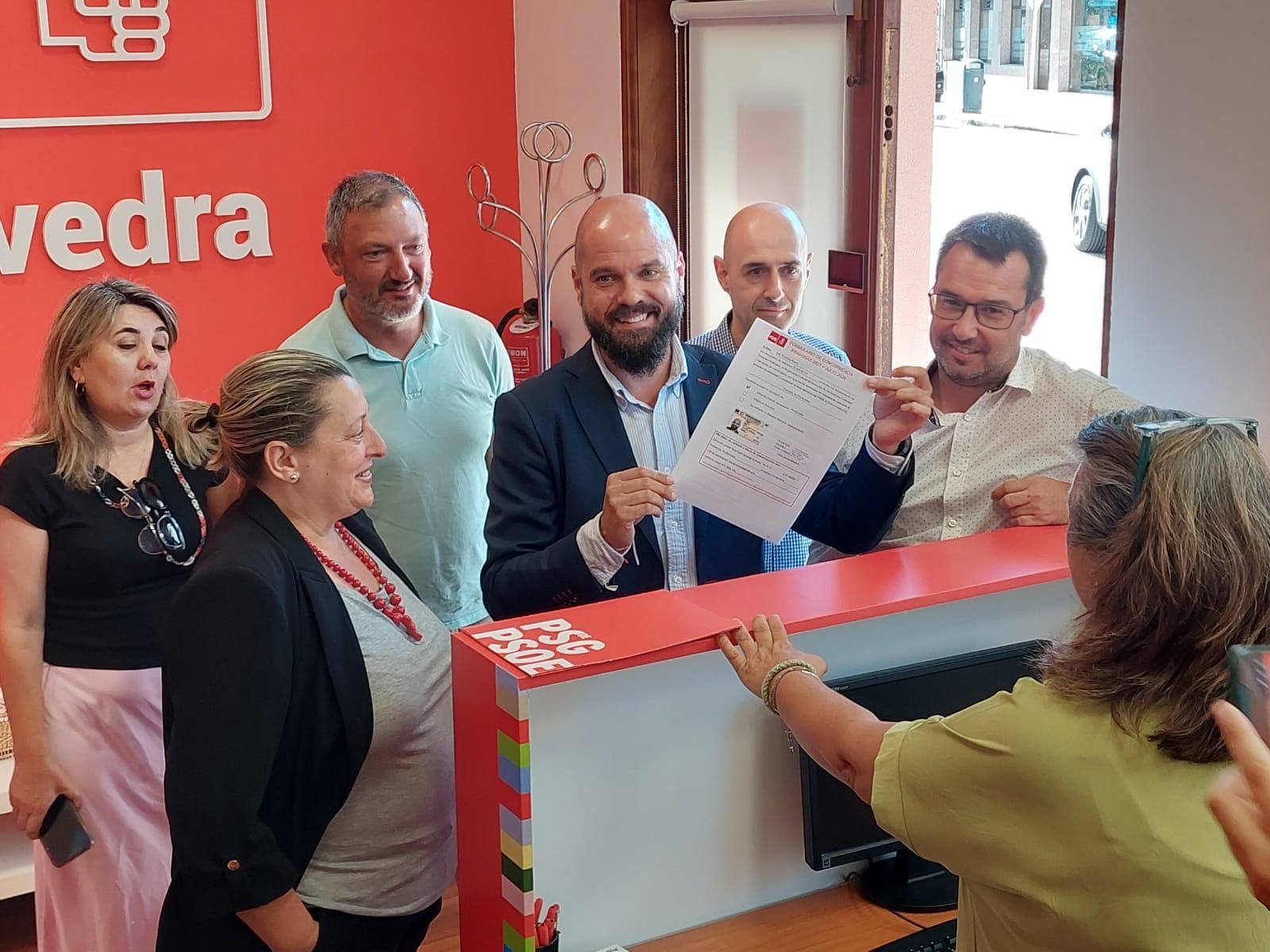 El socialista Iván Puentes durante la presentación ayer de su candidatura en la sede de Irmáns Nodales.