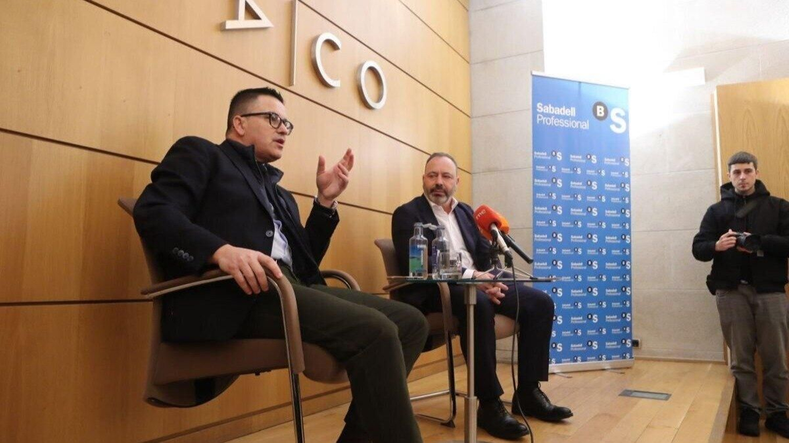 El conselleiro José González junto a Santiago Ferreiro, presidente de ACO.
