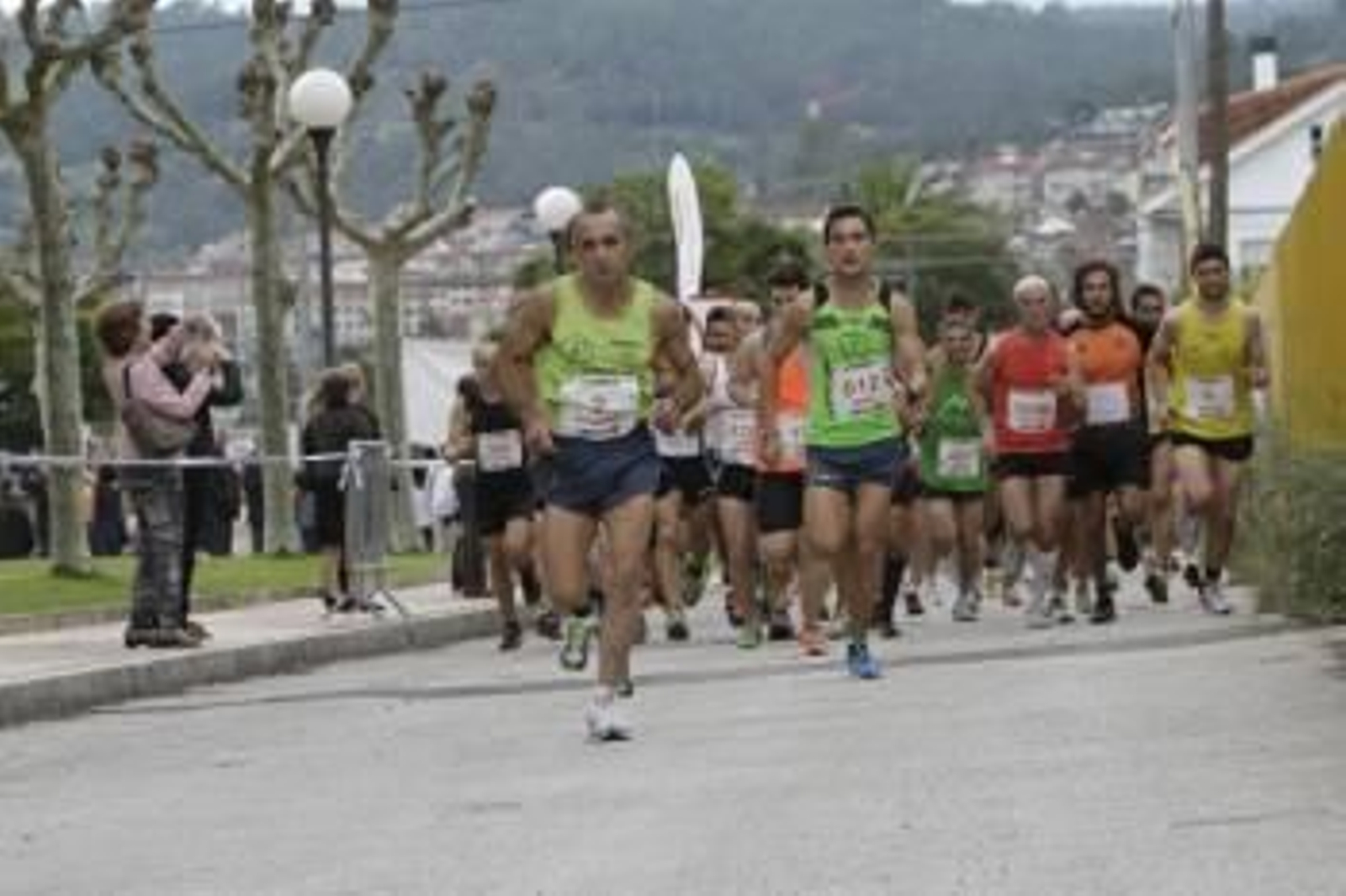 Las primeras unidades de la carrera absoluta de la prueba pedestres de A Carballeira. (Foto: FOTOS: MIGUEL ÁNGEL)