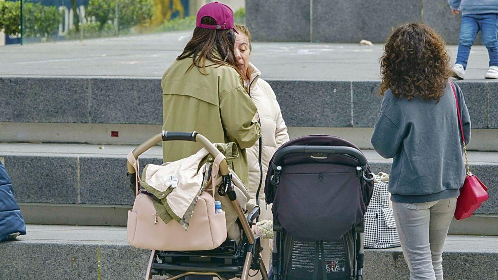 Un grupo de madres viguesas por las calles con los cochecitos de bebés.
