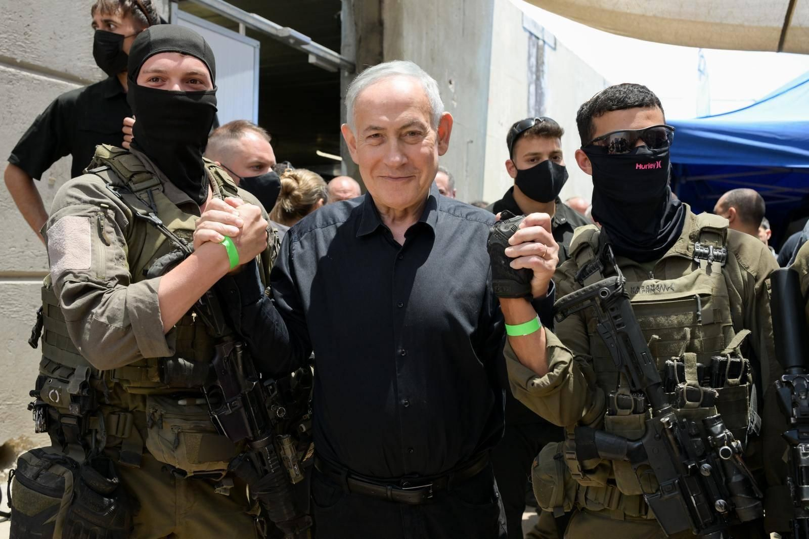 El primer ministro de Israel visita a sus soldados en Palestina