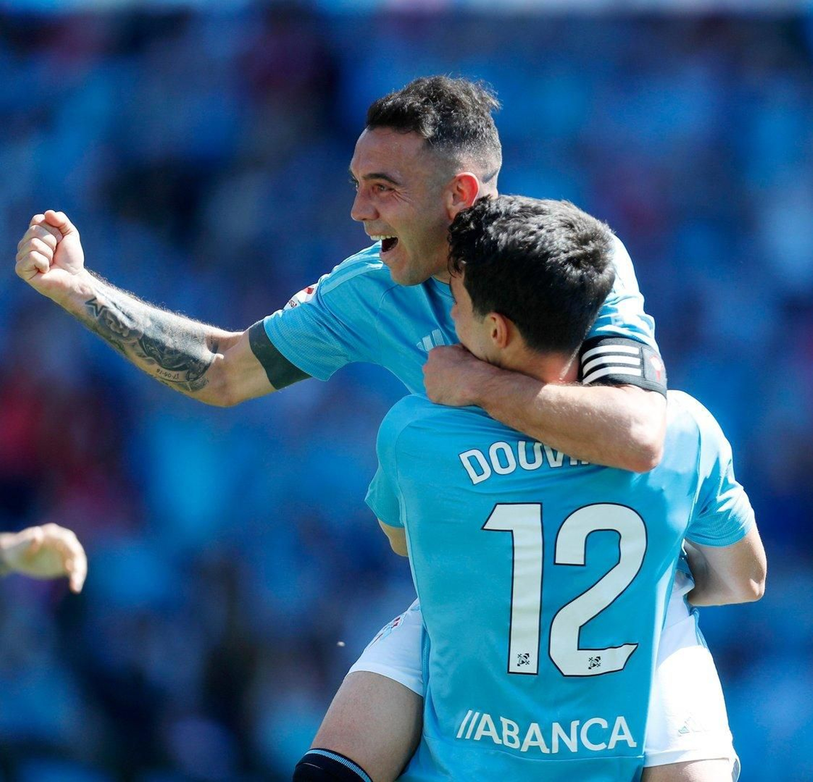 Aspas y Douvikas celebran un gol.