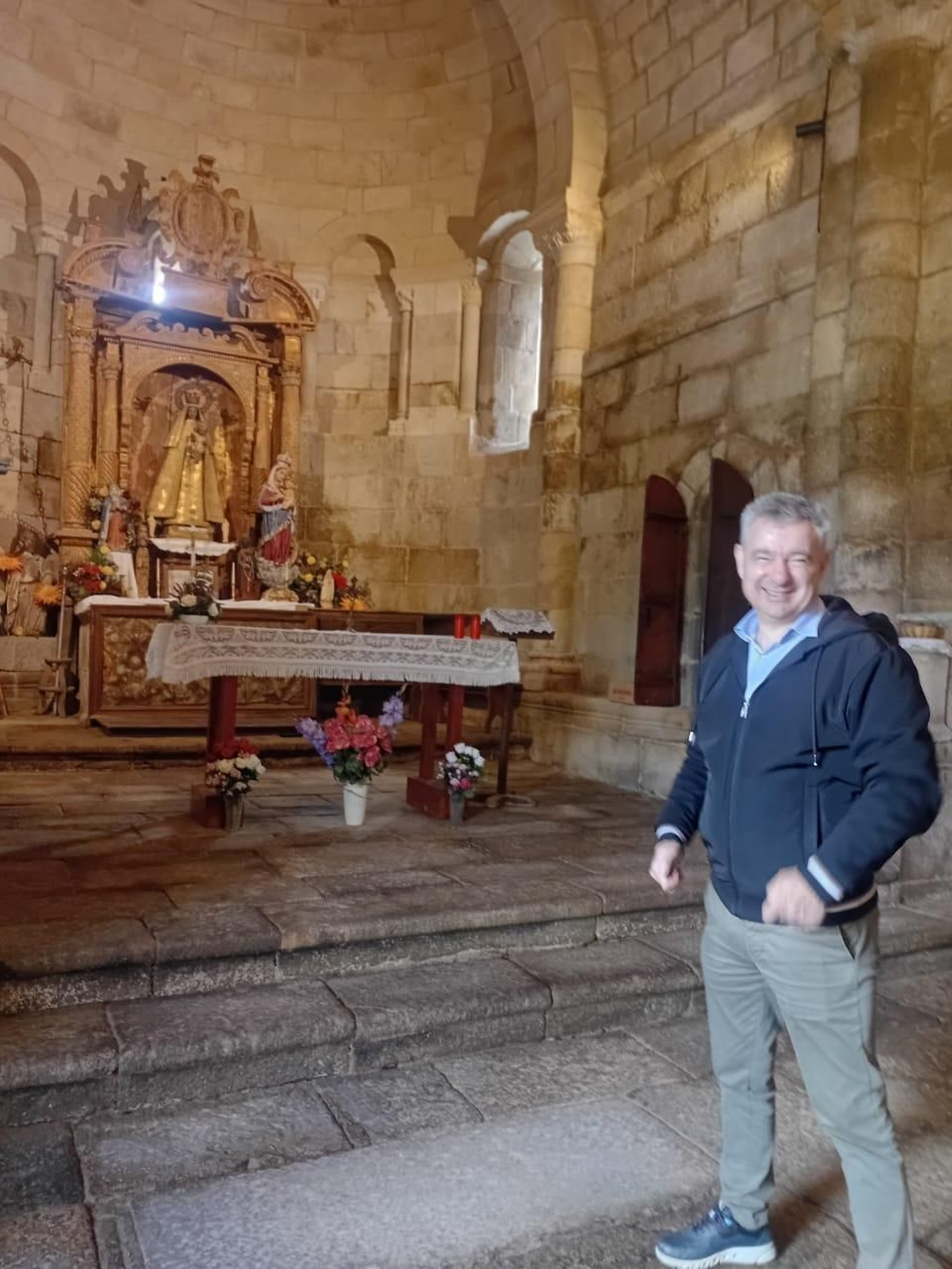 El alcalde Adolfo Campos en el Monasterio San Pedro de Vilanova. Restaurado y puesto en valor.
