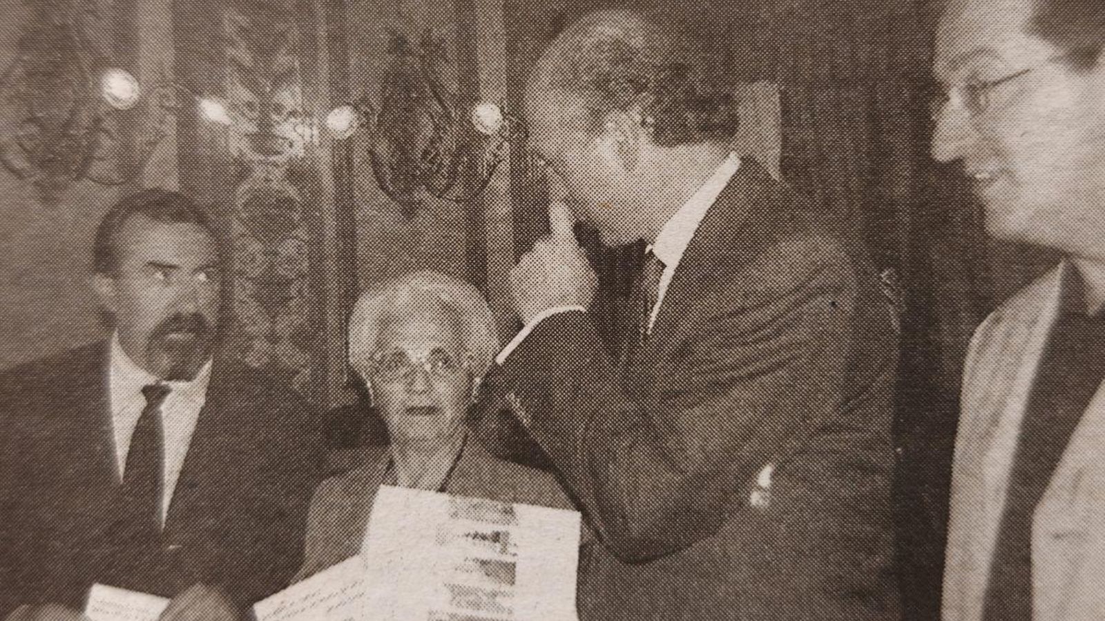 Olga Gallego rodeada por Xulio Rodríguez, Manuel Cabezas y Aurelio Gómez Villar.