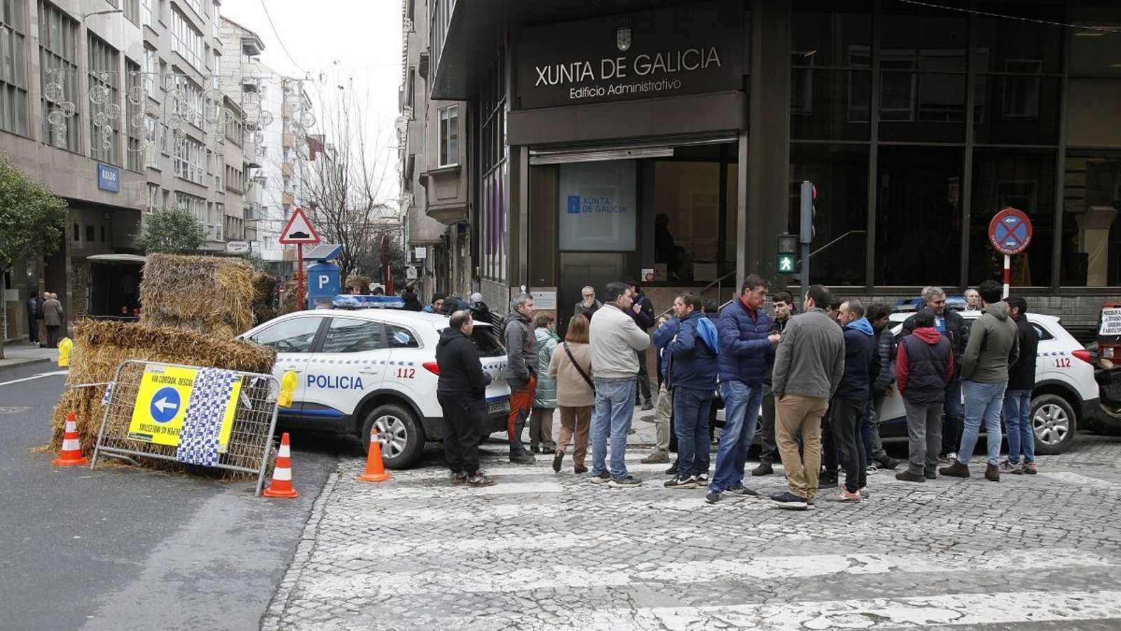 Concentración de manifestantes del sector en la puerta de la Delegación de la Xunta