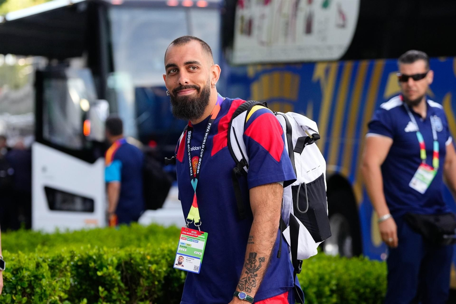 Borja Iglesias este lunes con su acreditación de jugador para poder disputar el partido contra Cabo Verde.