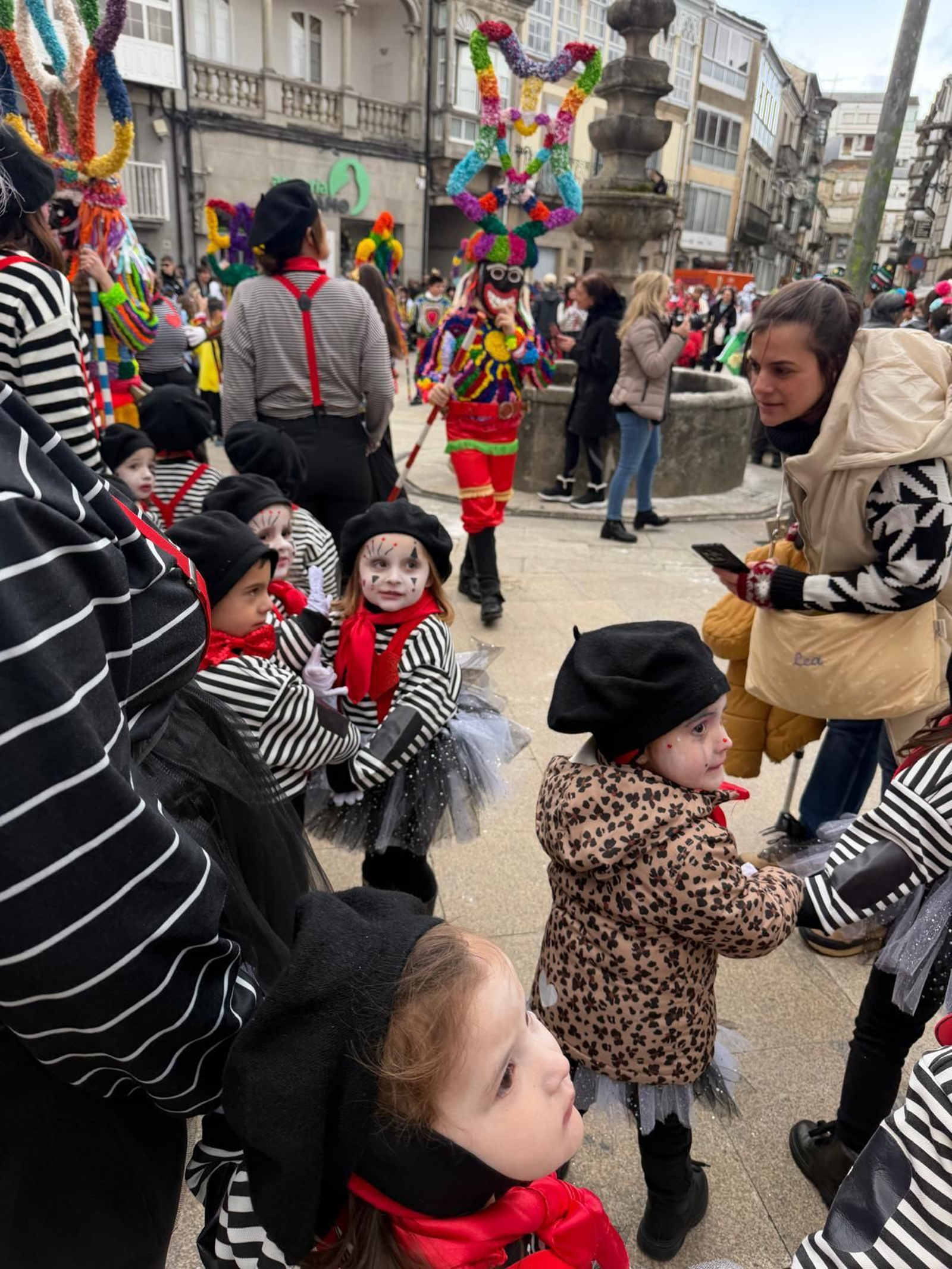 Galería | Los niños llenan de color las calles de Viana do Bolo por el Día de Comadres y Compadres