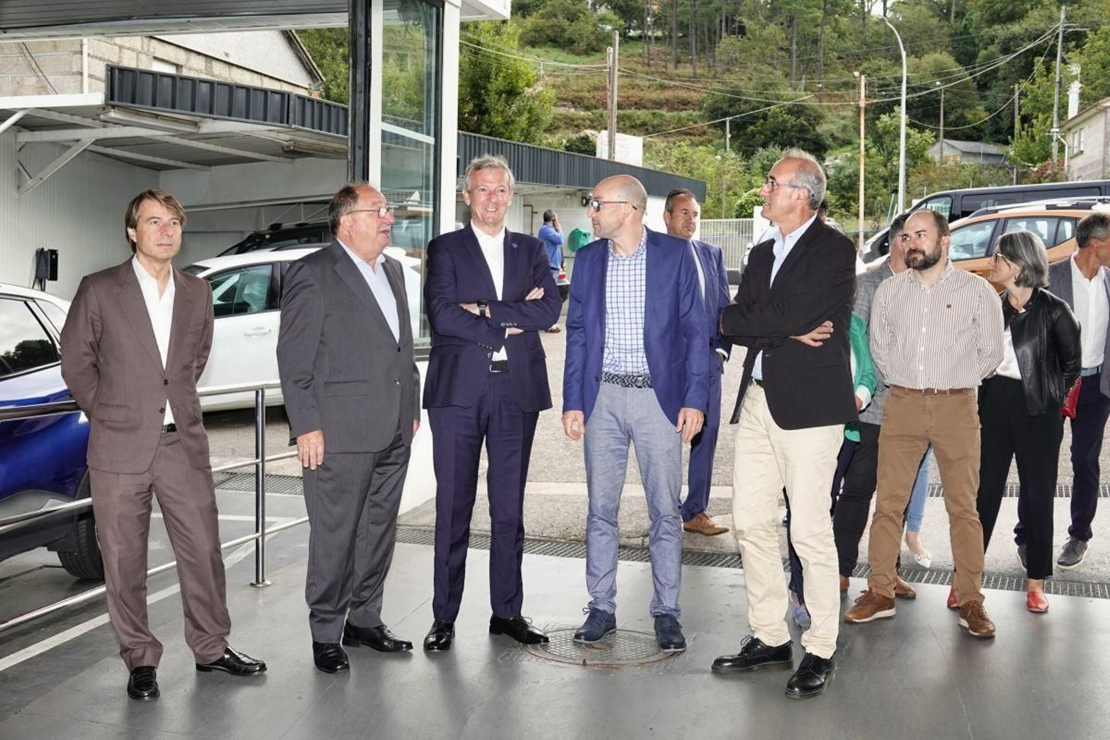 Rueda, ayer en Nigrán con el conselleiro Miguel Corgos, representantes de Rodosa y el alcalde.