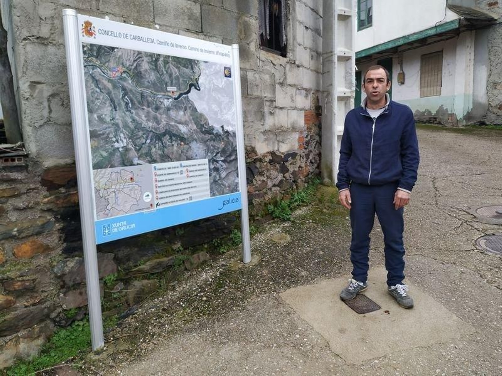 Paulo Firmino muestra el panel con el trazado del Camiño de Inverno, en Pumares.