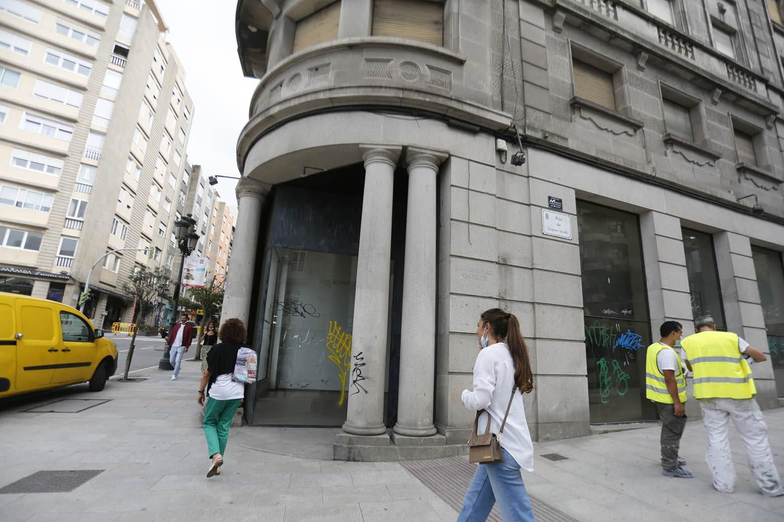 Un local vacío situado en la confluencia entre las calles Vía Norte, Urzáiz y Vázquez Varela.