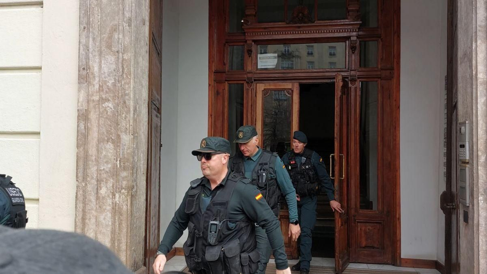 Agentes de la Guardia Civil tras registrar la sede de Forestalia en Zaragoza.