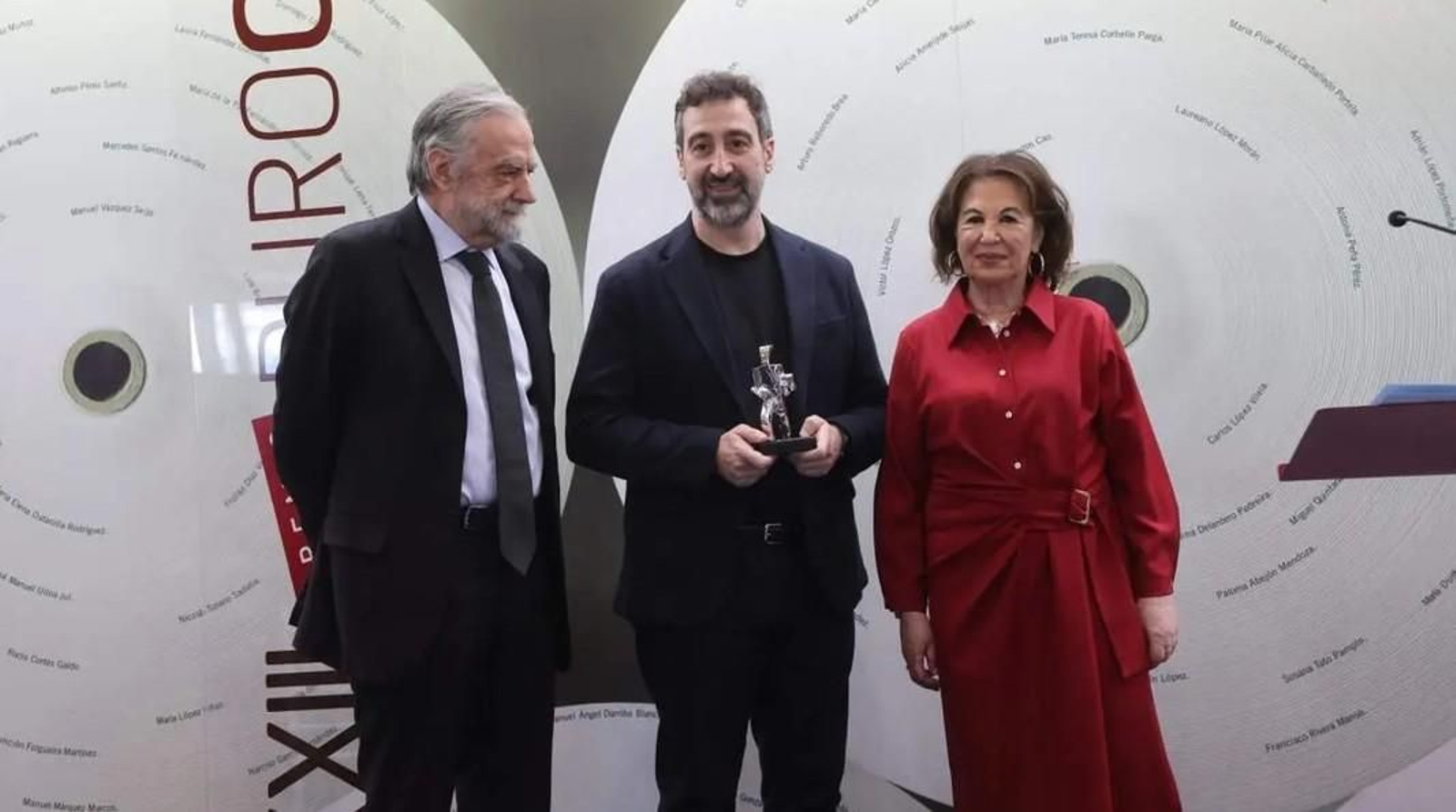 Rafa Cabeleira, entre José de Cora y Blanca García Montenegro, recibe el Premio Puro Cora.