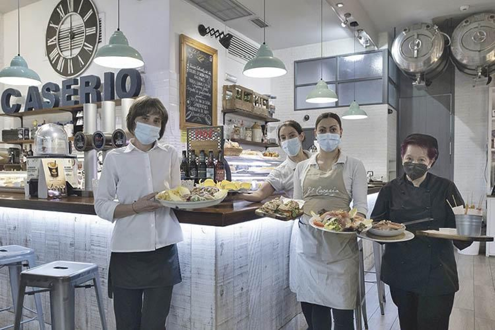 Cristina, Andrea, María y Pilar, parte del equipo de El Caserío en el Centro Comercial Ponte Vella. (Martiño Pinal)