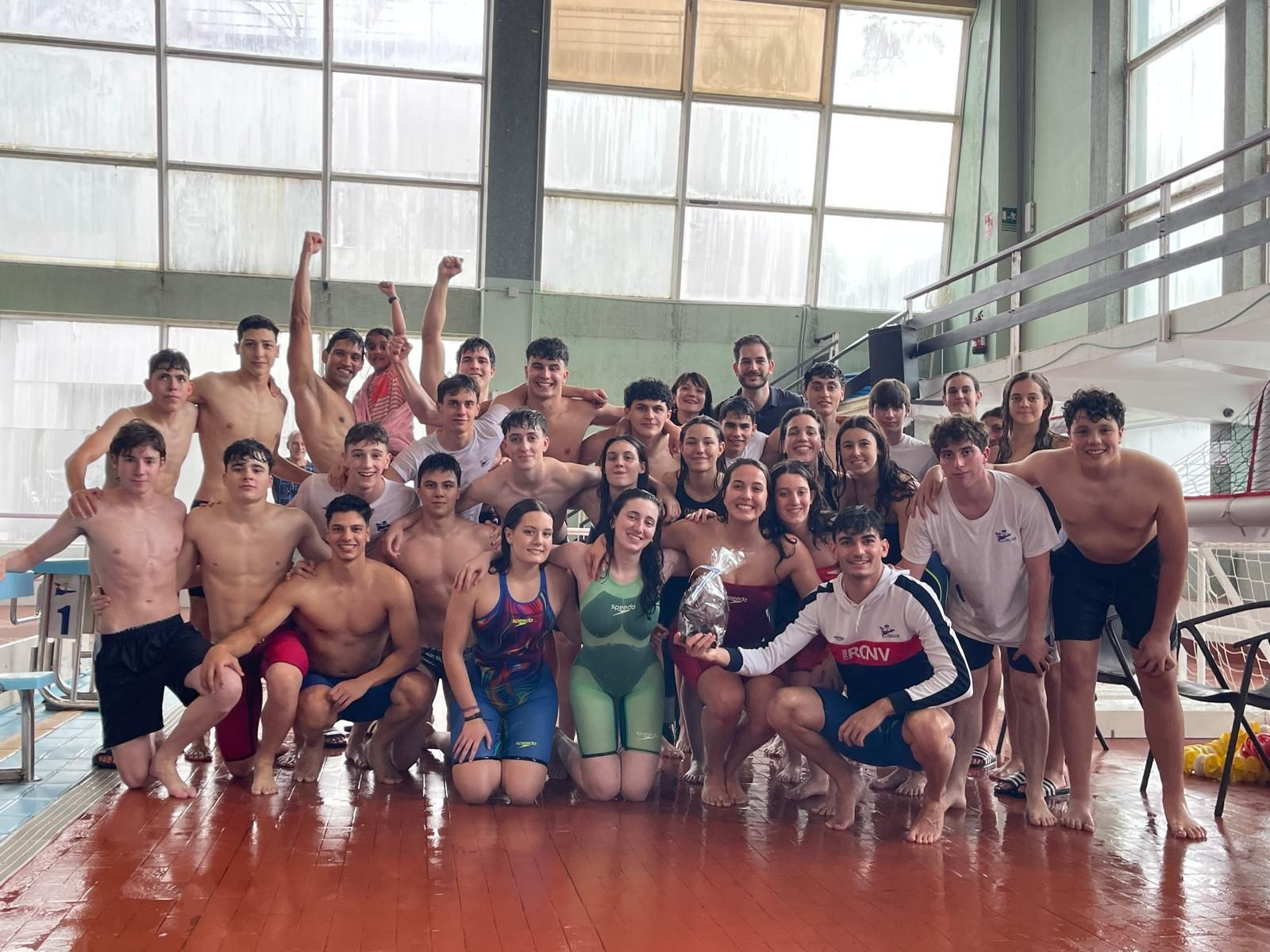 Los nadadores del Náutico pudieron festejar la subida de categoría en su piscina.