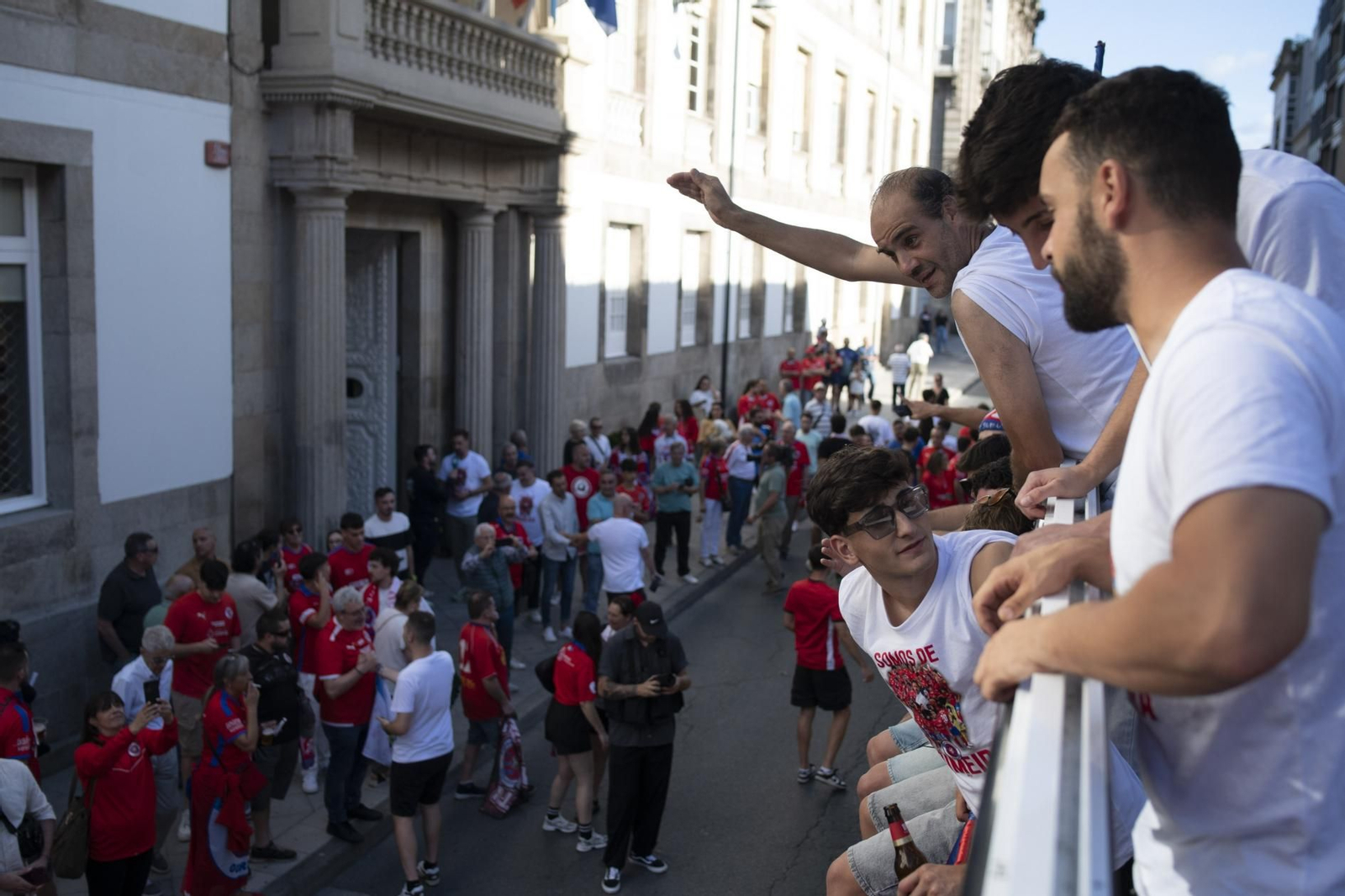 Galería | La aplaudida acogida de los unionistas a la UD Ourense contrasta con la pitada a Jácome en la Plaza Mayor, en fotos