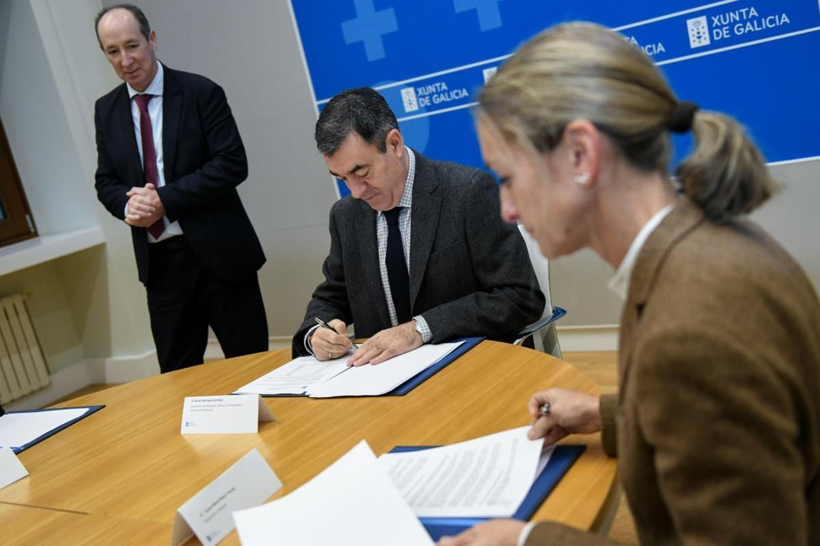 El conselleiro firmando en diciembre el acuerdo de prejubilación en la concertada.