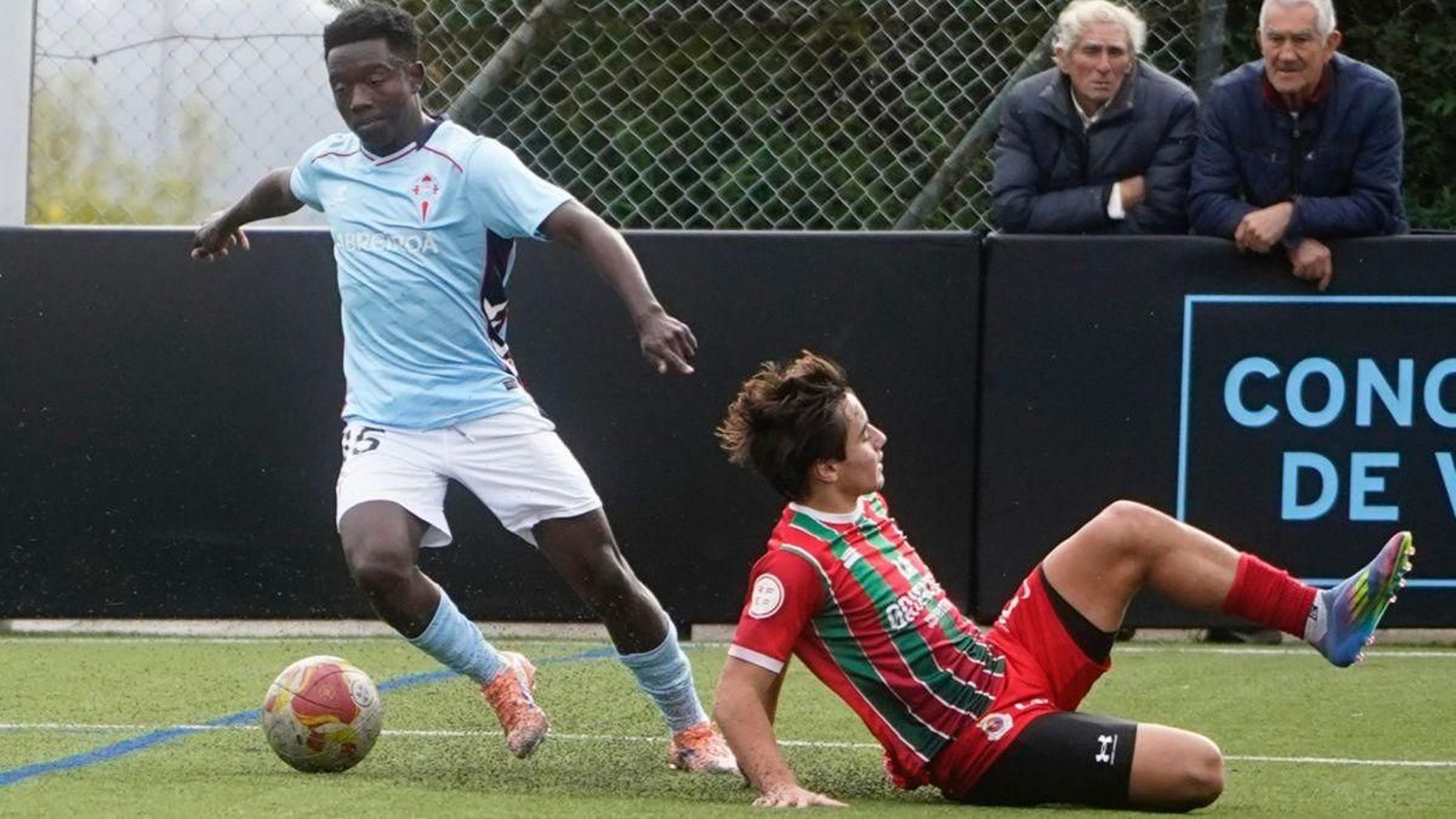El keniata Kibet dribla a un futbolista de la Gimnástica ayer.