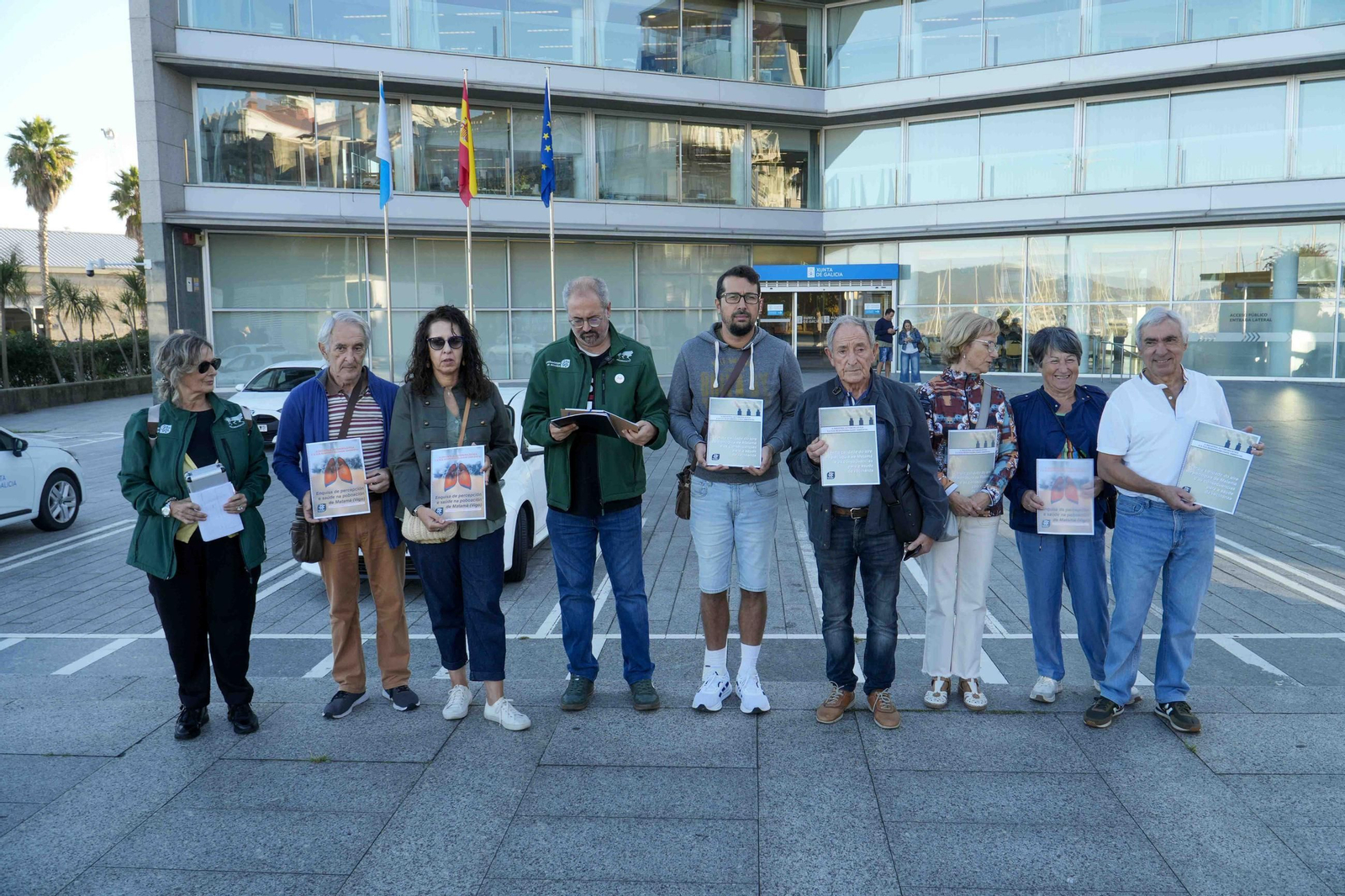 Vecinos y ecologistas ayer ante la sede de la Xunta en Vigo