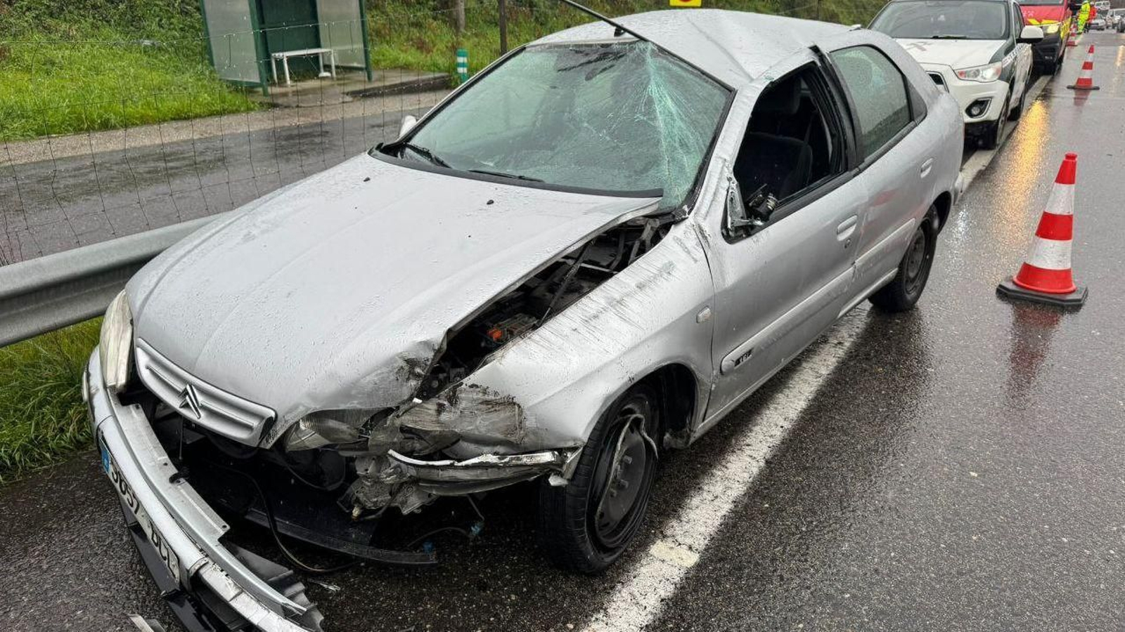 El coche quedó dañado al salirse de la vía en la A 55 a la altura de Mos.