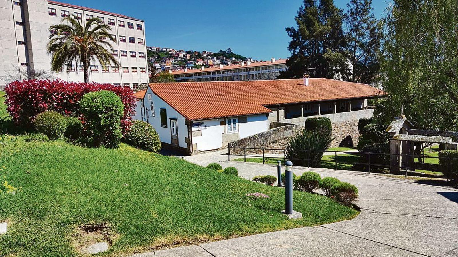 El pazo de Rivera Atienza, en Martínez Garrido, es propiedad de la Xunta. Quizá por su ubicación no es muy conocido, pero sí utilizado, al haber sido recuperado y adaptado como centro social.