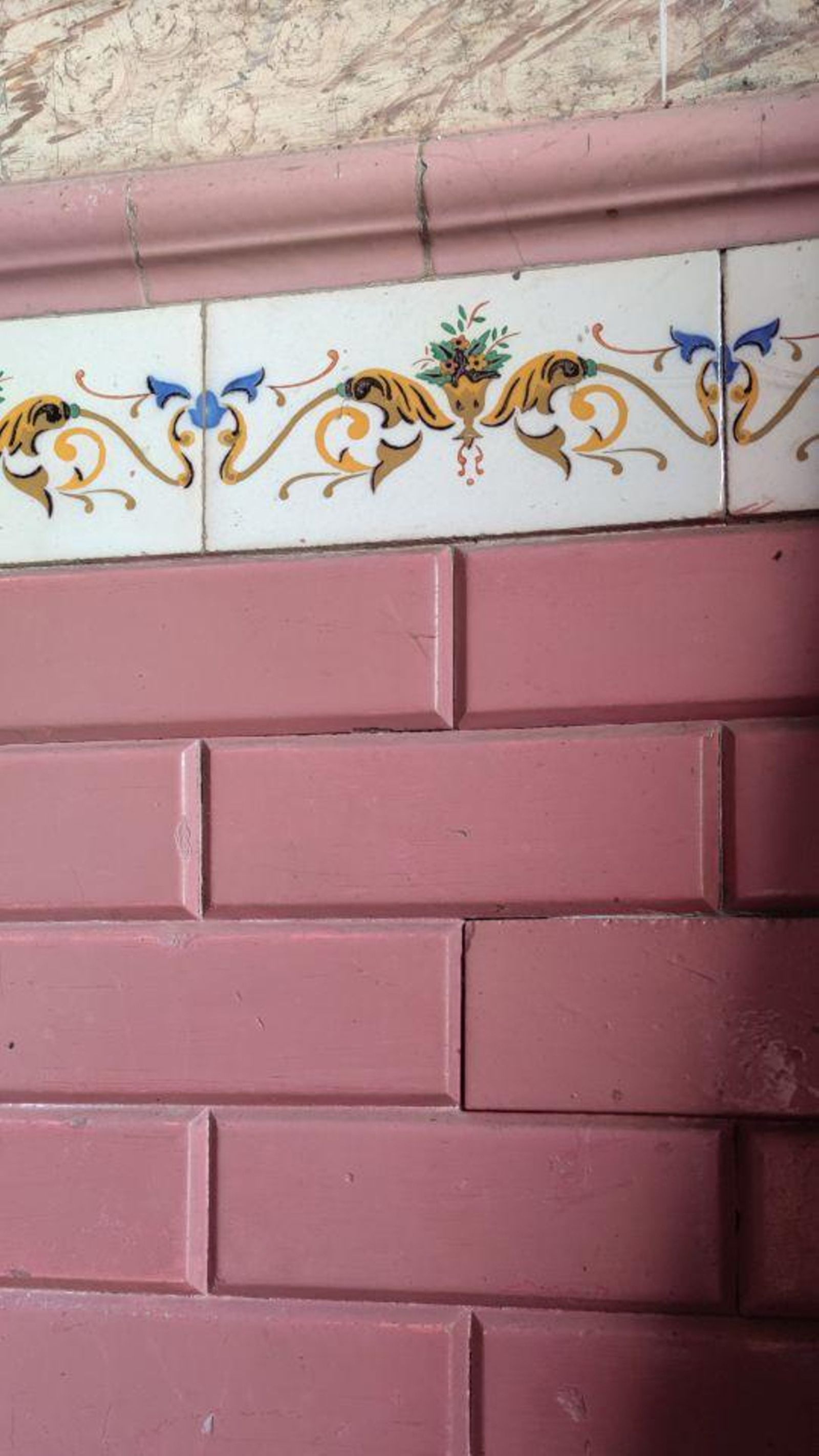 Remate floral en un poco usado color rosa. Calle Lepanto.