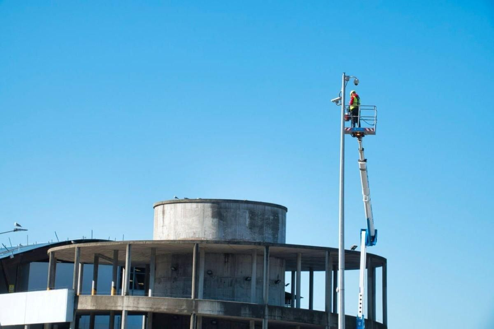 Un operario ayer revisando la cámara de vigilancia del puerto pesquero.