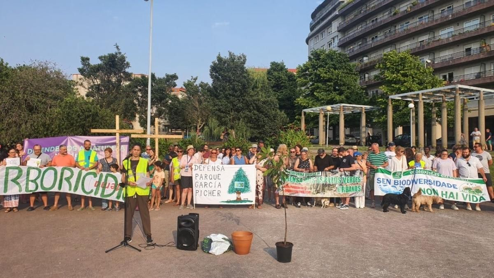 Vecinos, ayer, durante la plantación simbólica en el parque García PIcher.