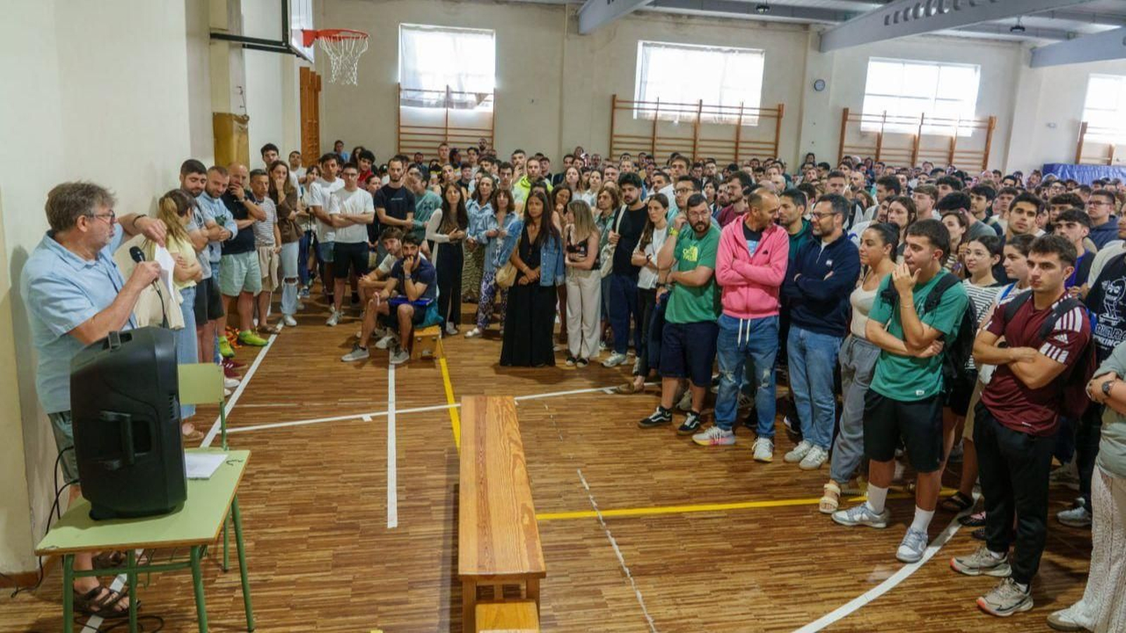 Cientos de estudiantes en las oposiciones de Educación, el año pasado en un instituto de Vigo.