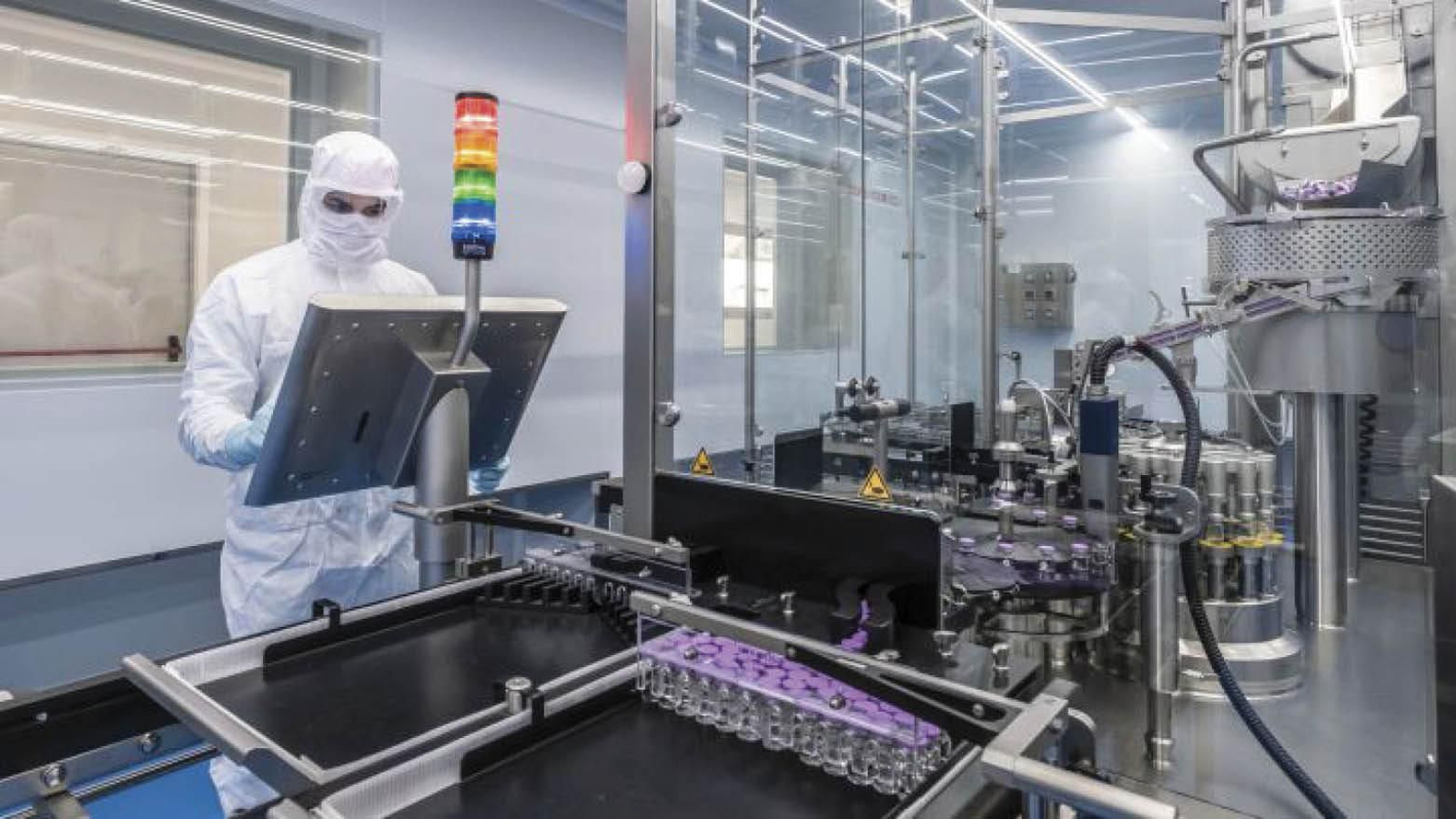 Un investigador analiza unas muestras, en las intalaciones de Hipra.