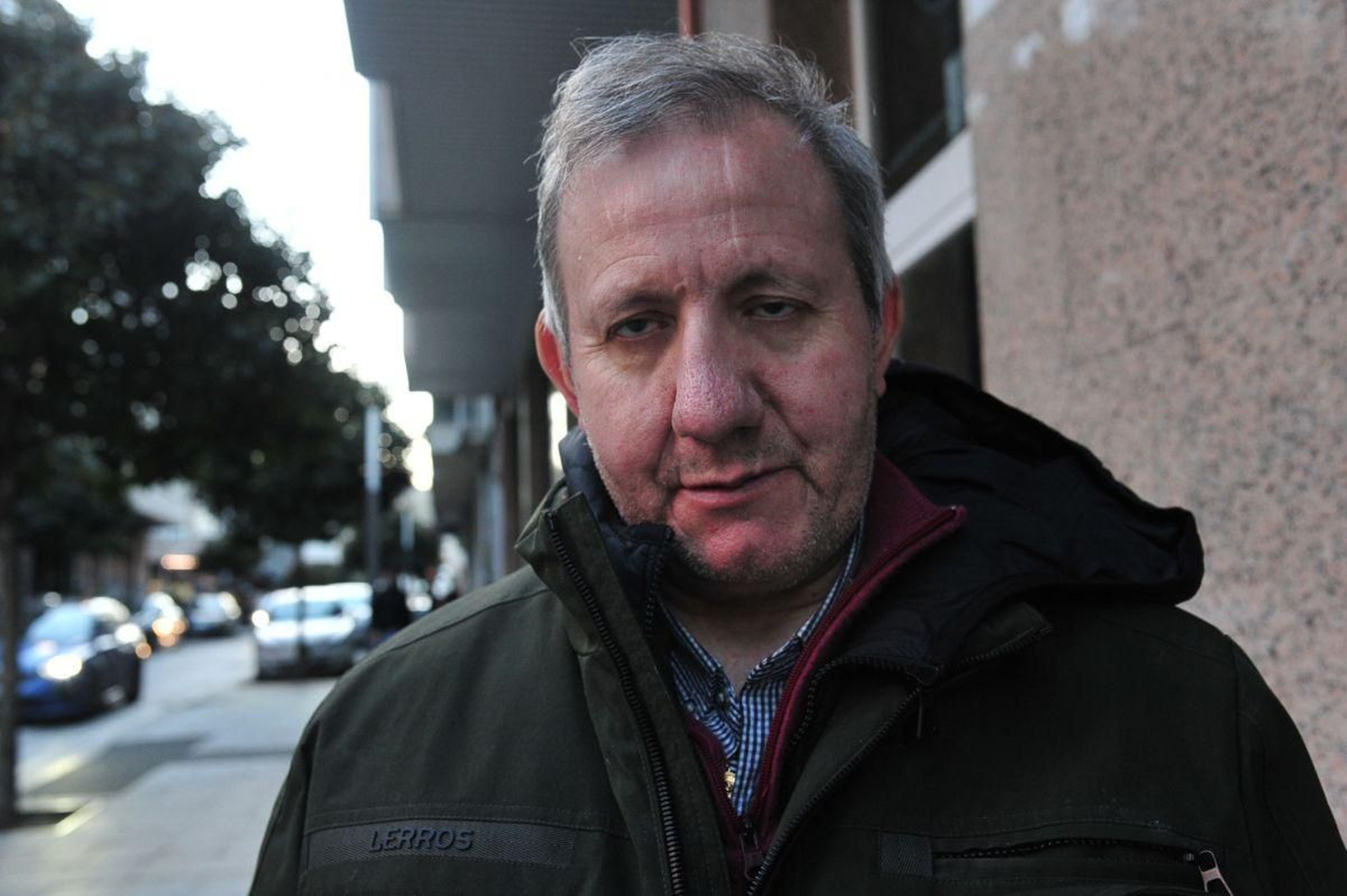 Manuel Mella, afectado por el mal estado de las aceras de Ourense