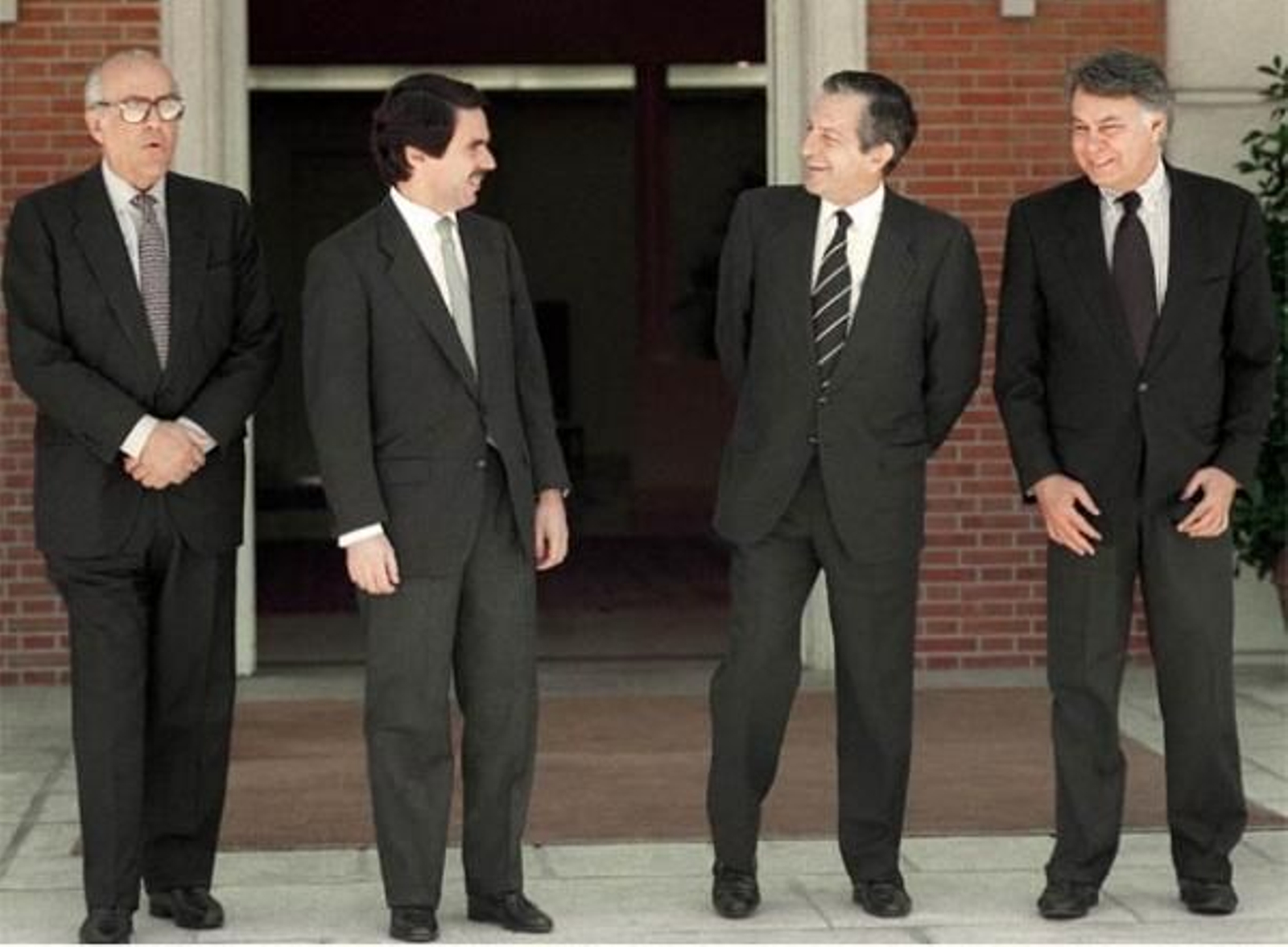 Calvo Sotelo posa junto al entonces presidente del Gobierno, José María Aznar , y los anteriores presidentes constitucionales, Adolfo Suarez y Felipe González.
