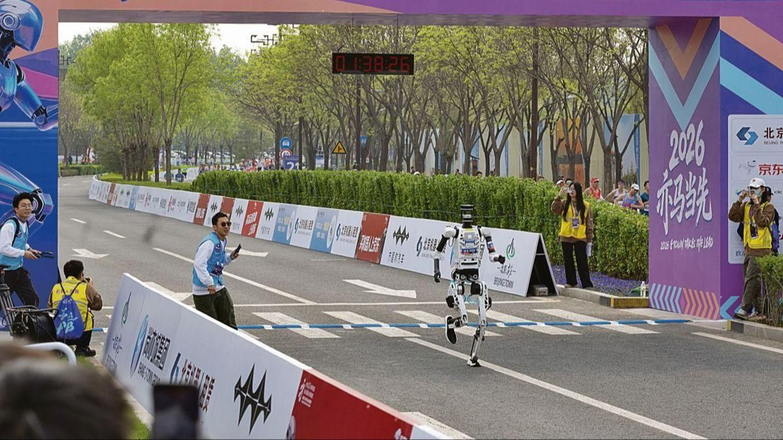 Uno de los humanoides, durante la carrera en Pekín.
