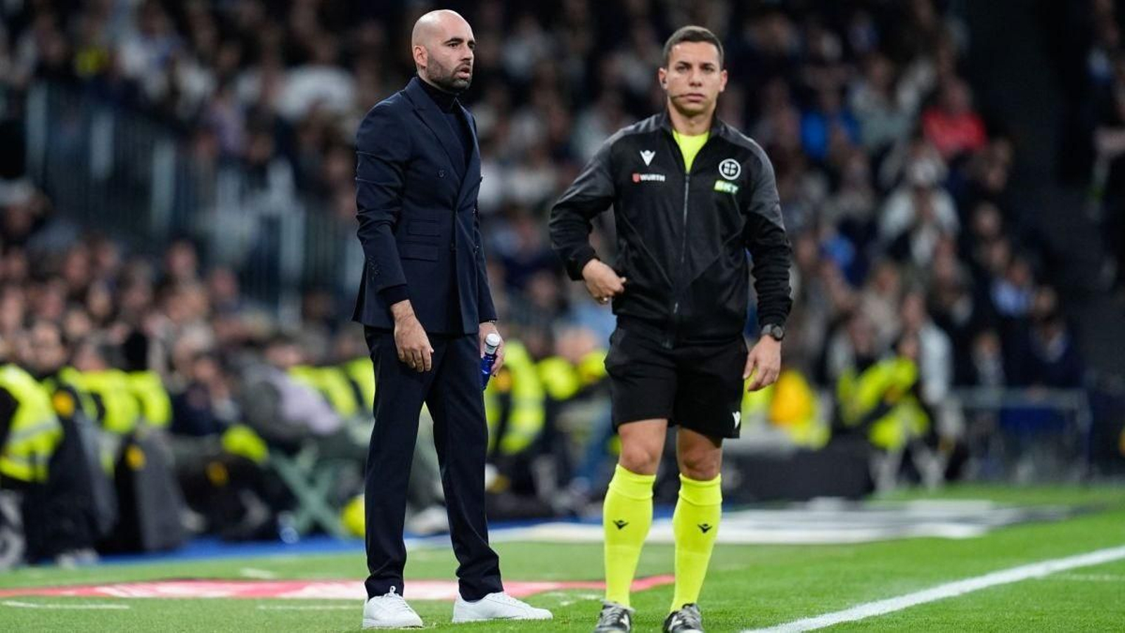 El entrenador porriñés sigue las evoluciones del partido disputado ayer en el Santiago Bernabéu.