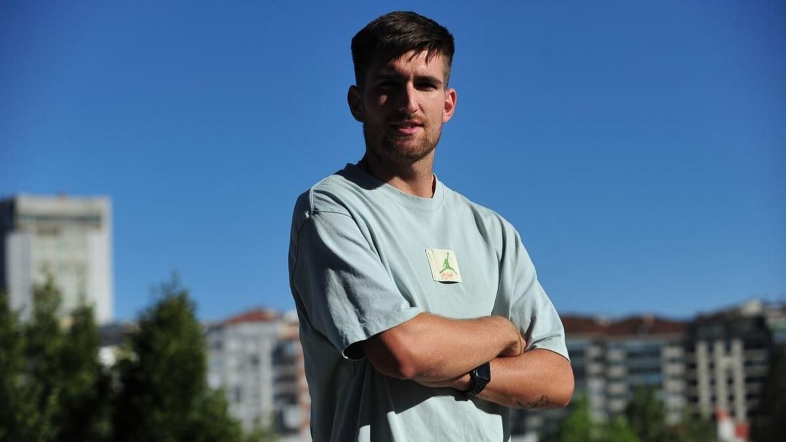 El murciano Antonio Salinas,nuevo jugador del Ourense CF , en la Ponte Romana de la ciudad (Foto: José Paz).