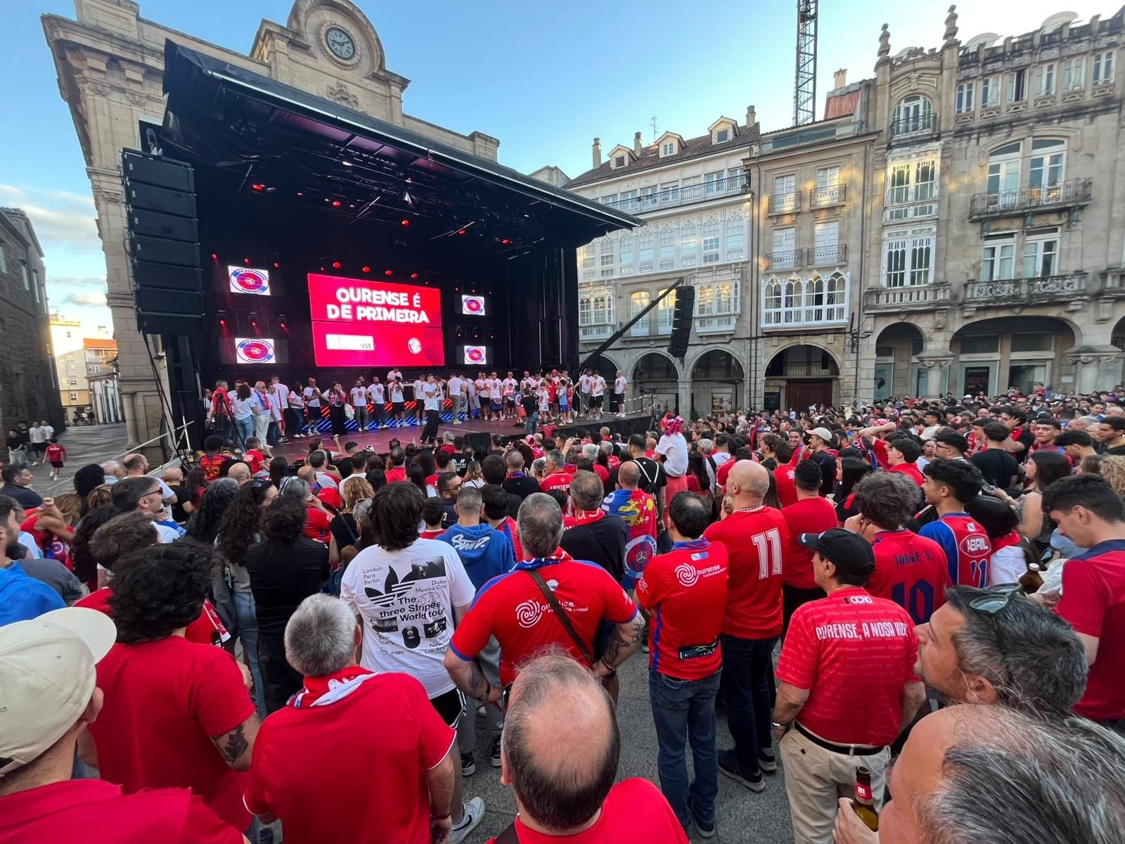 Galería | La aplaudida acogida de la UD Ourense de los unionistas contrasta con la pitada a Jácome en la Plaza Mayor, en fotos