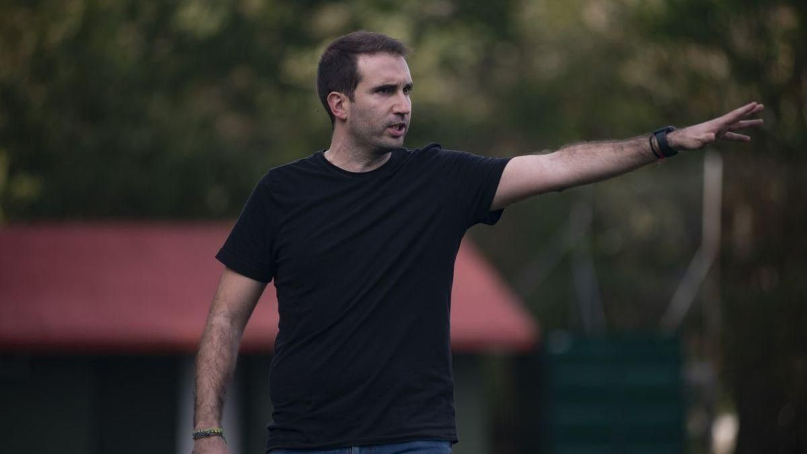 El entrenador industrial Pablo Gil dando indicaciones en el campo de A Carabina.