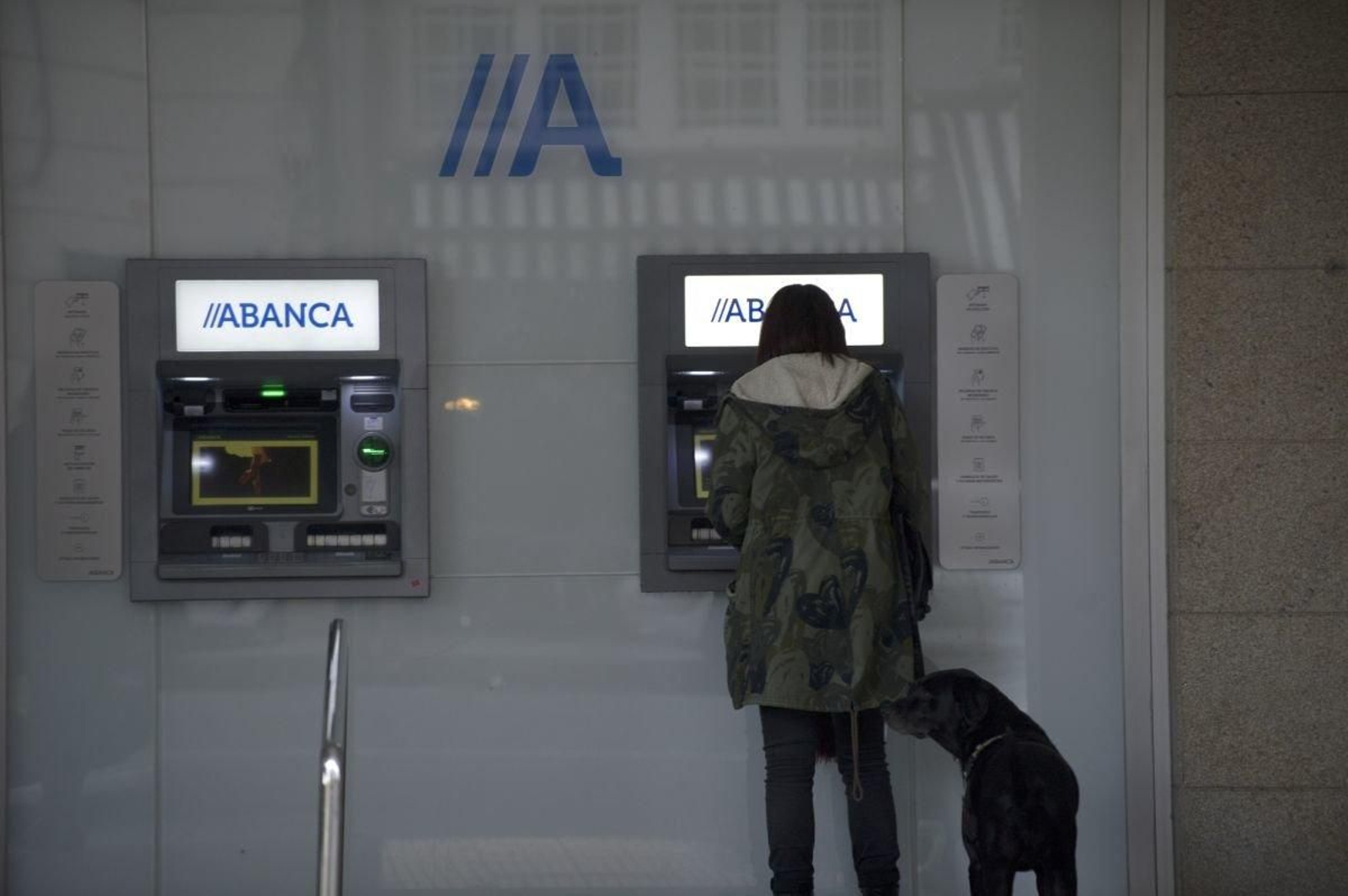 Una mujer, operando en un cajero automático de la ciudad ayer por la tarde.