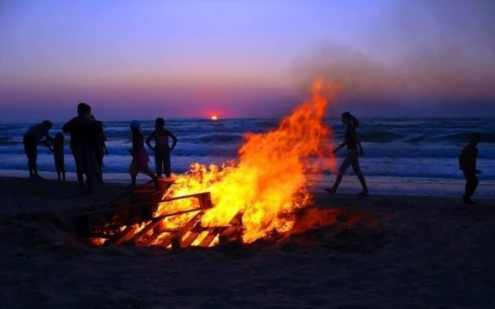 Hoguera en la noche de San Juan en una playa