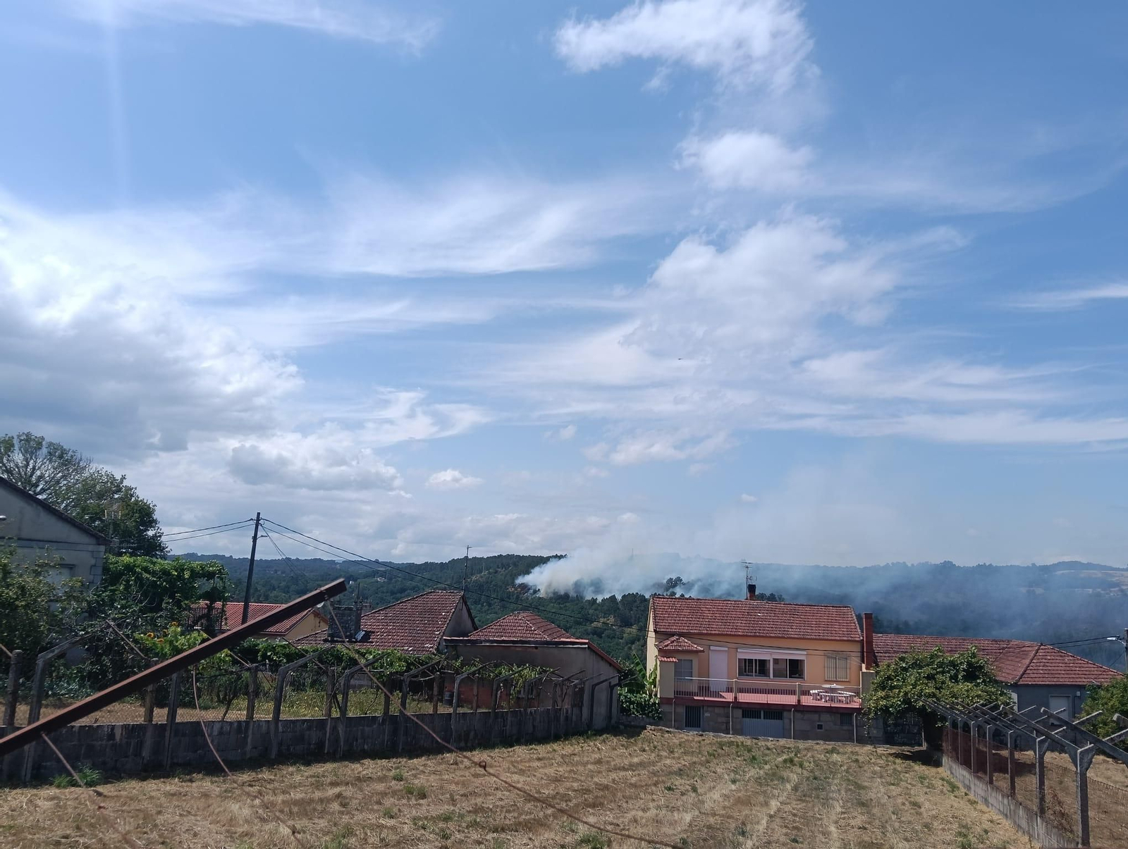 Galería | Un incendio en Maside afecta la circulación por tren entre Ourense y Santiago