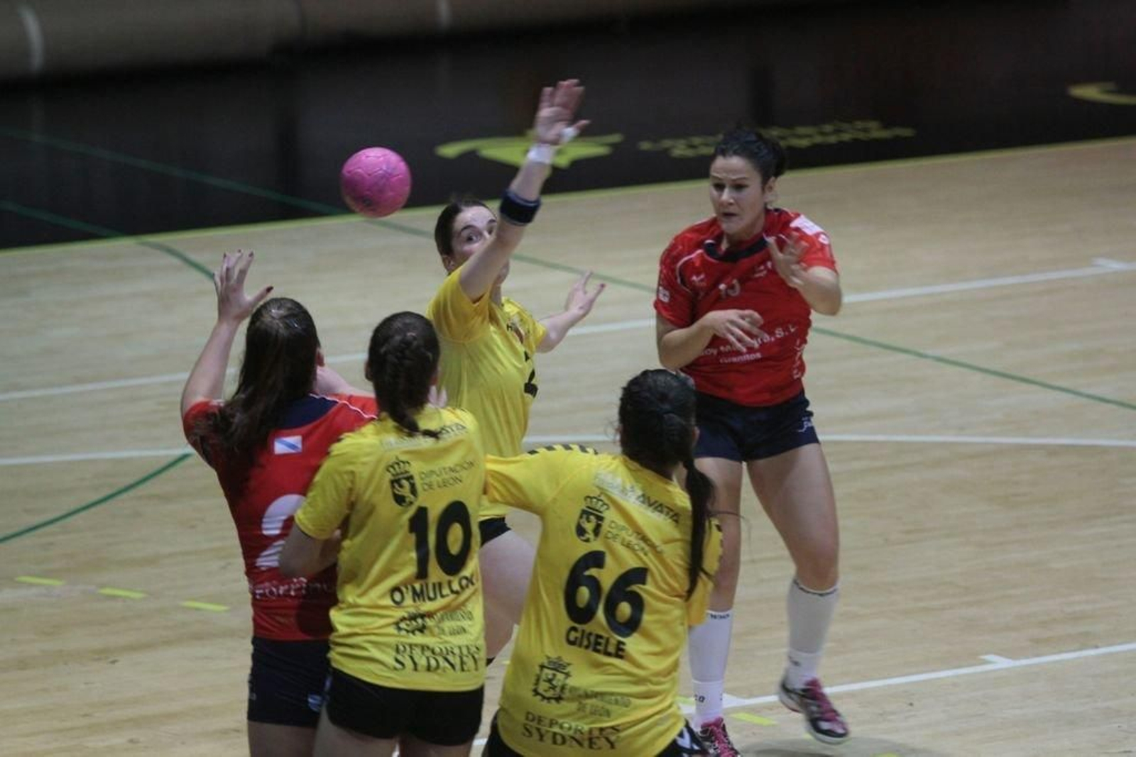 El juego con el pivote fue una de las claves de la victoria de ayer del Porriño.
