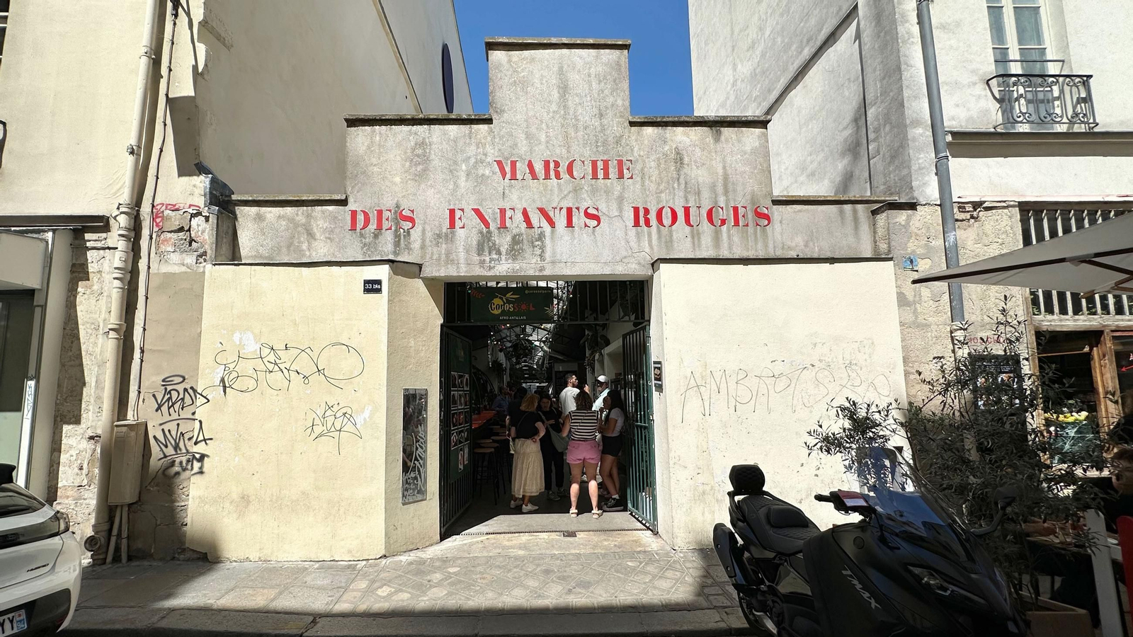 Imagen de archivo de una de las puertas del mercado de los Niños Rojos en París.