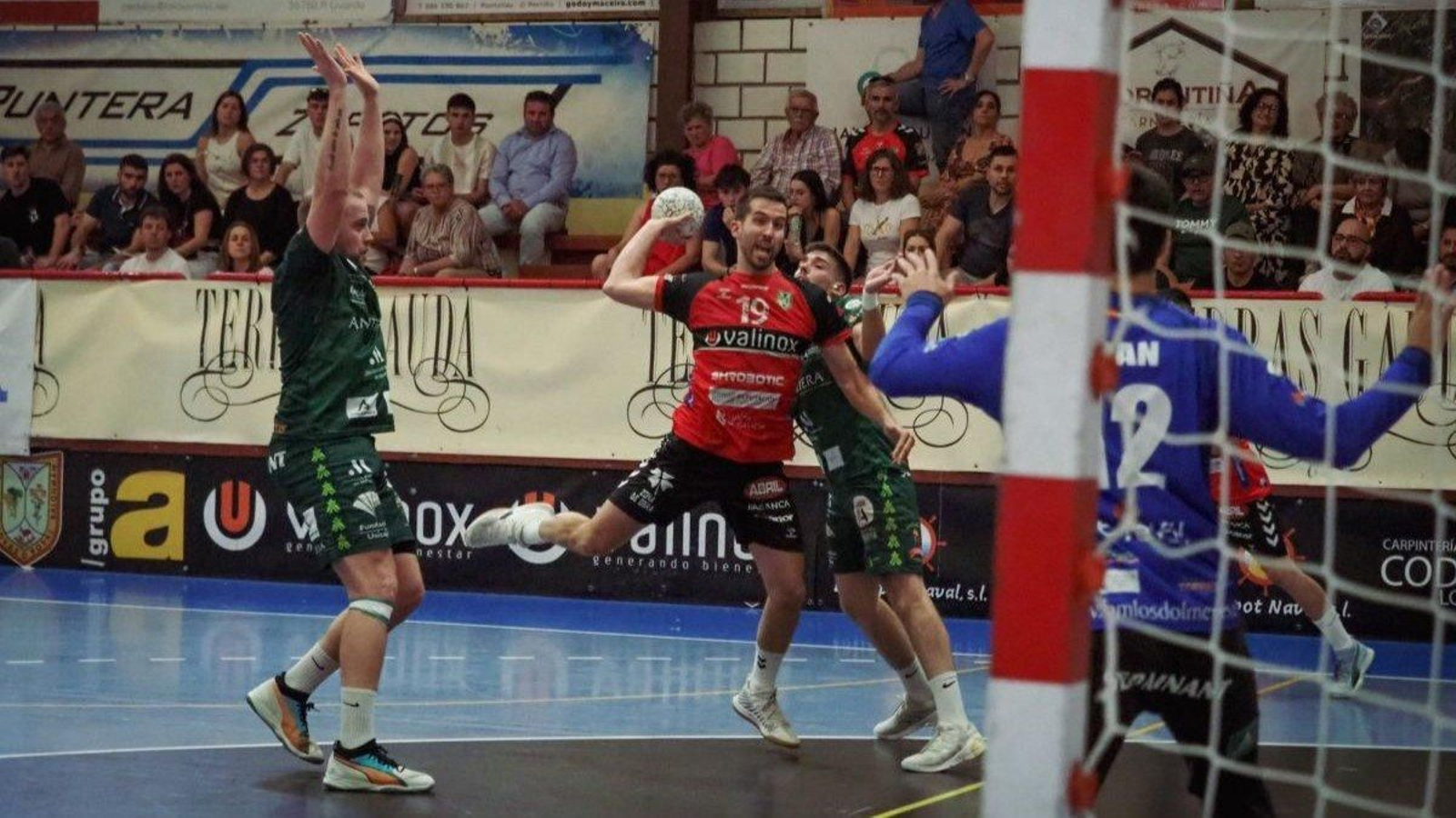 Andrés Sánchez lanza a portería durante el partido de ayer.