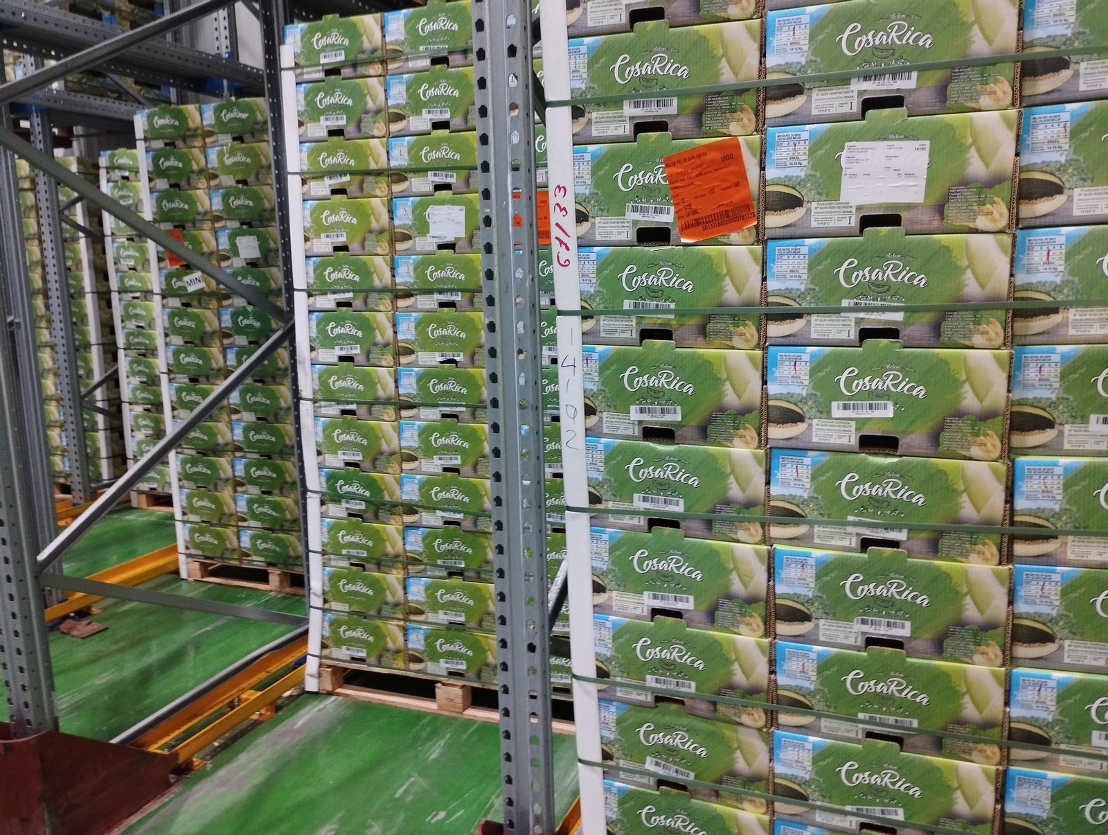 Productos traídos directamente desde América en la terminal frutera de Vigo.