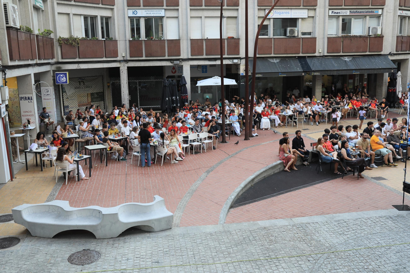 Galería | Ambiente y expectación en las terrazas de Ourense para disfrutar del partido de la selección española ante Portugal , en fotos