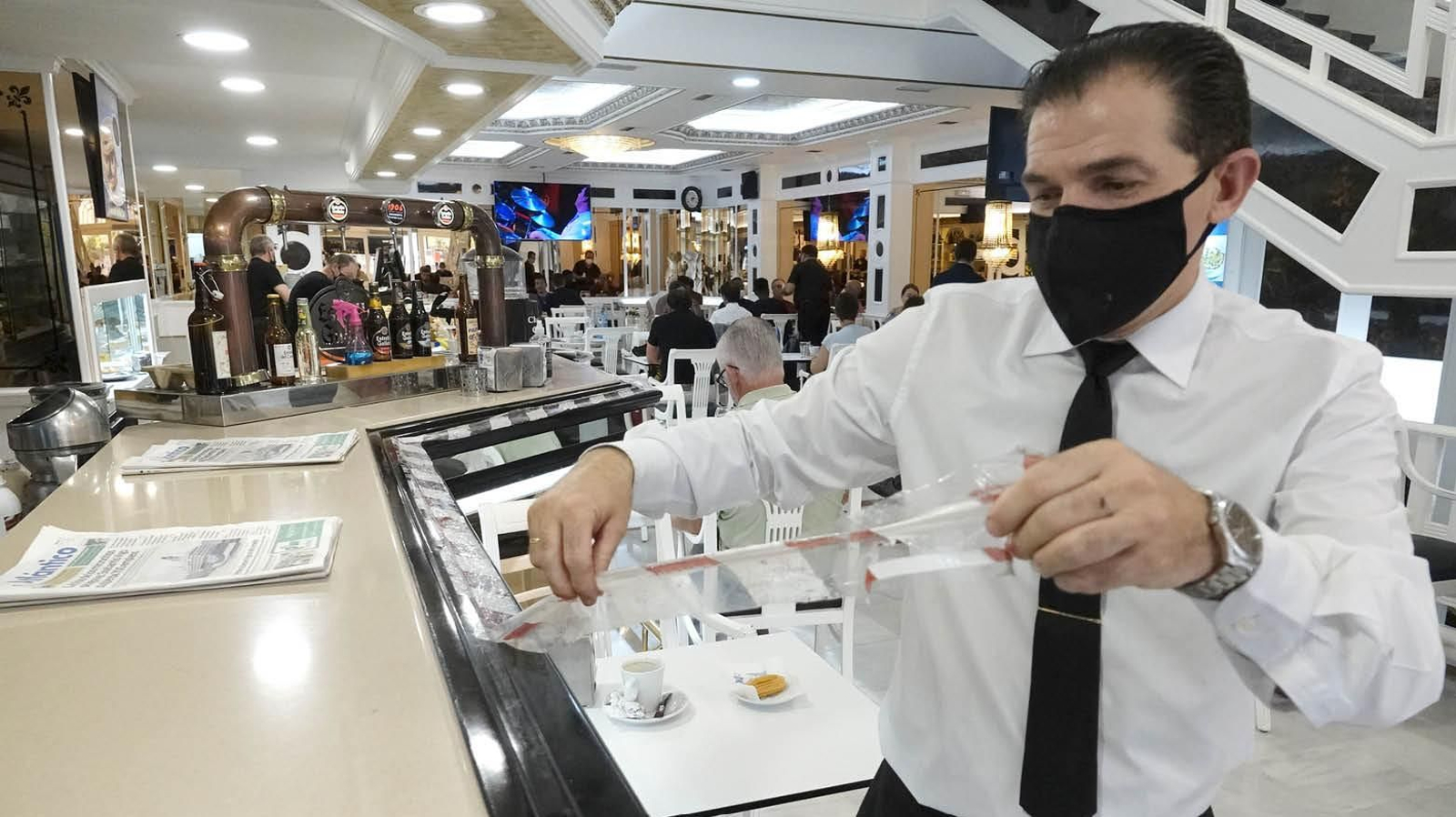 Los dueños de bares y restaurantes estaban ayer preparando las barras para su apertura.